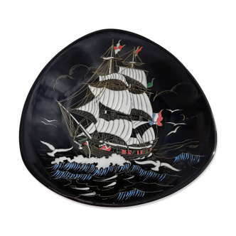 Triangular decorative plate decoration "Caravelle" in Longwy porcelain decorated hand