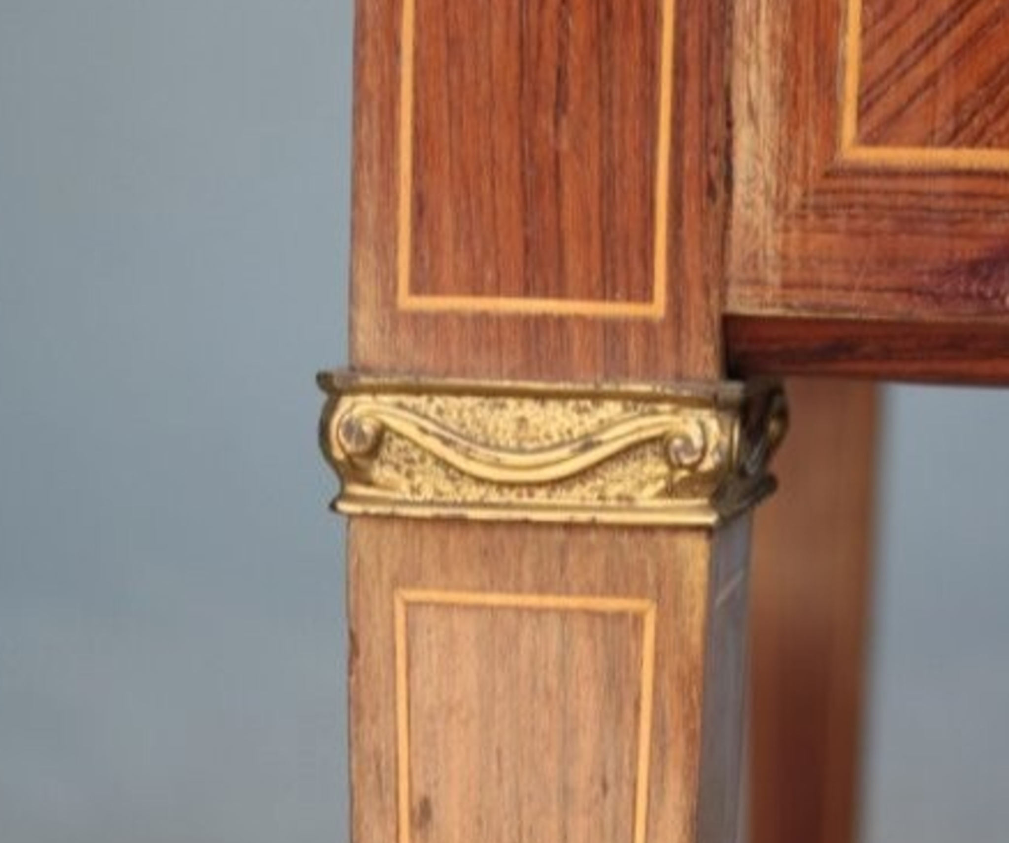 Bureau de style Louis XVI plaqué acajou