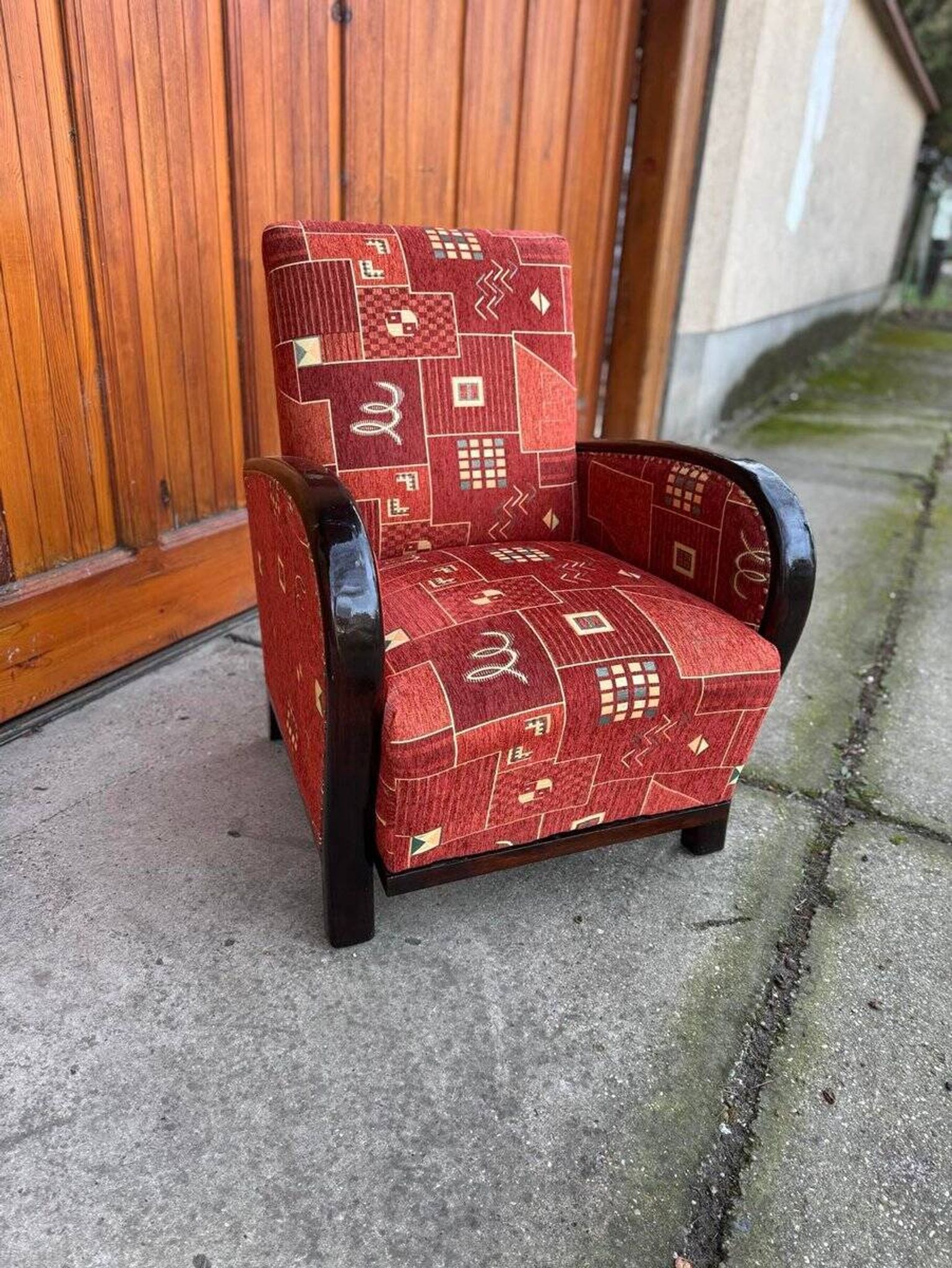Fauteuil Art Déco rouge en tissu à motif « nouveau », cadre bois massif, 1930s