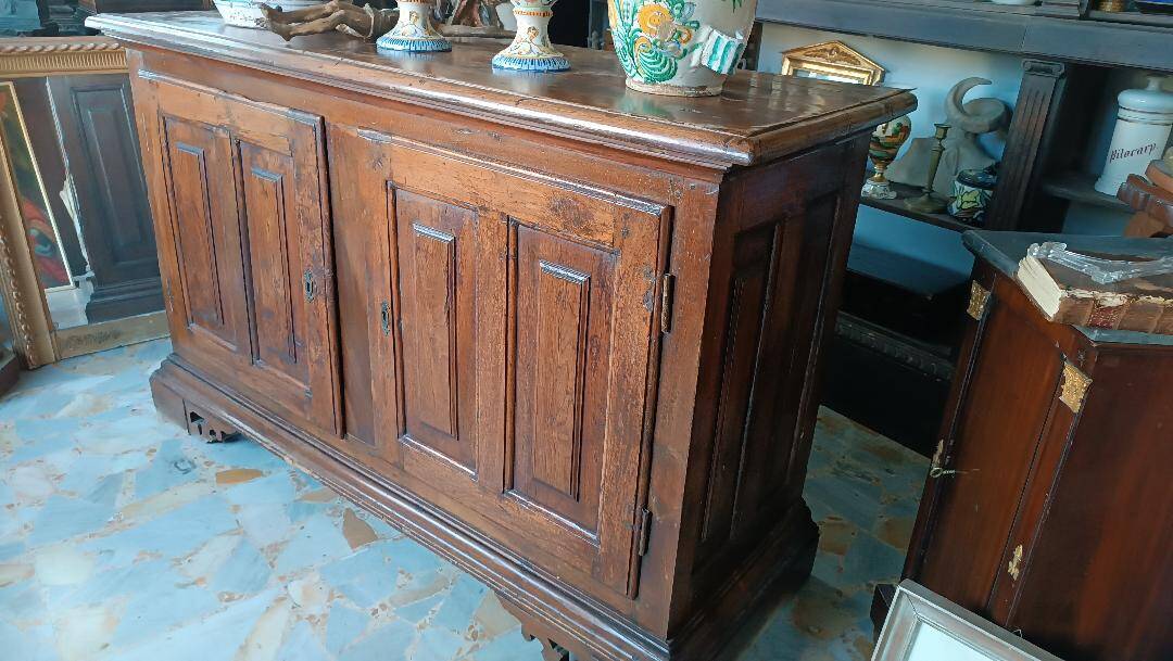 Grand Buffet Antique Du 17ème Siècle En Noyer Du Nord De l'Italie