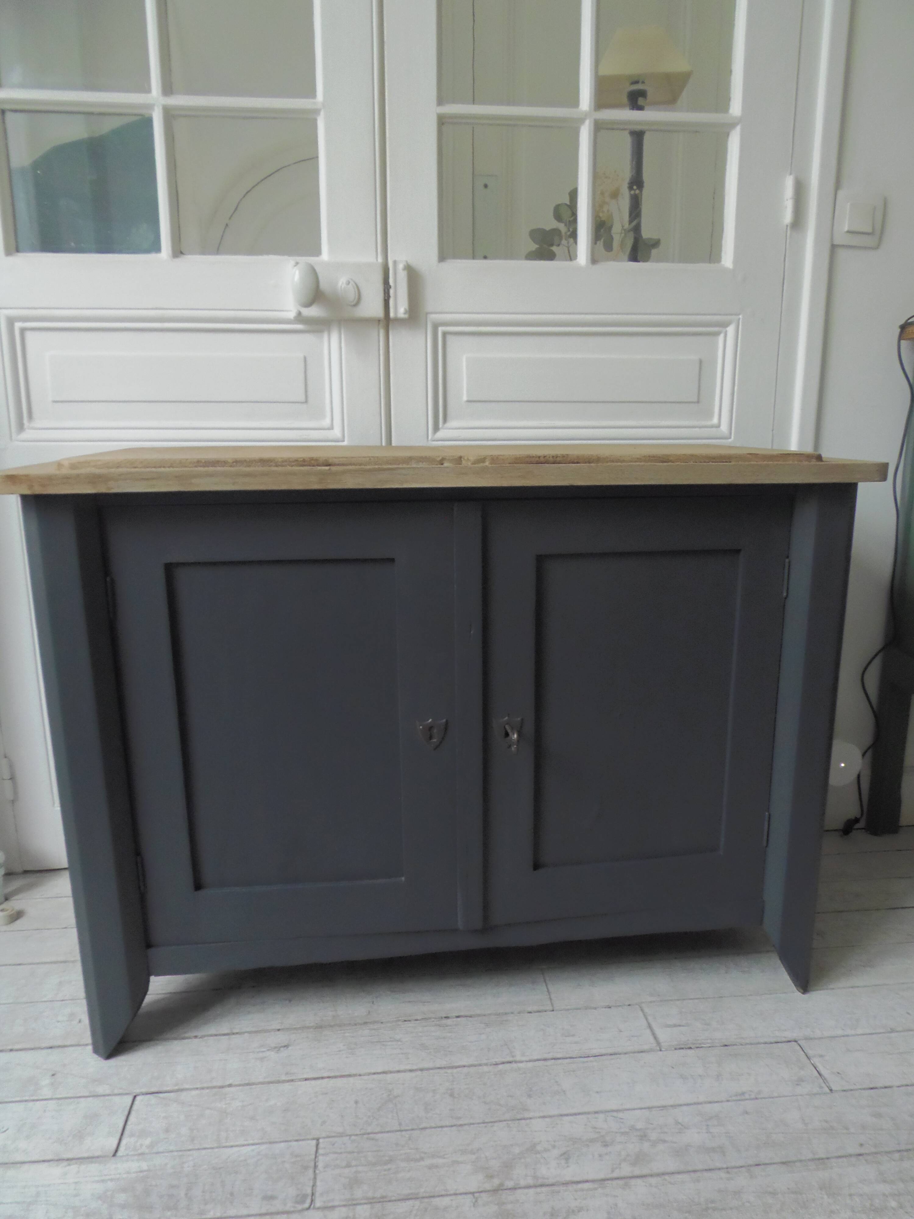 Small low Parisian sideboard re-enchanted in slate gray, medium oak waxed top.