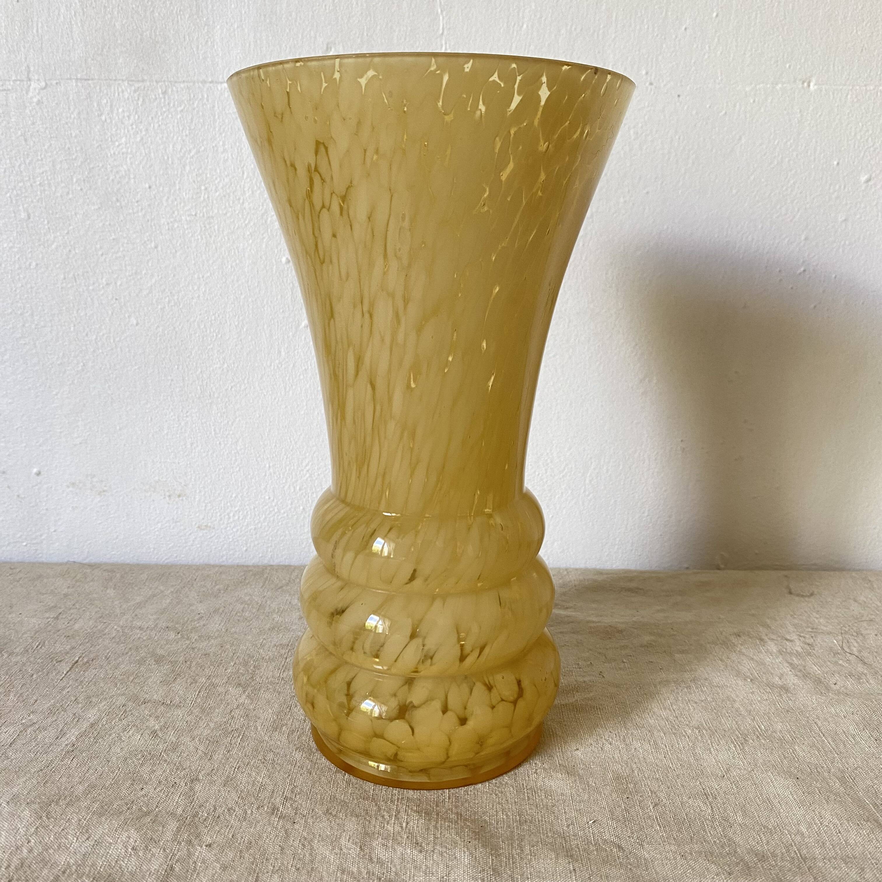 Vanilla Clichy glass vase