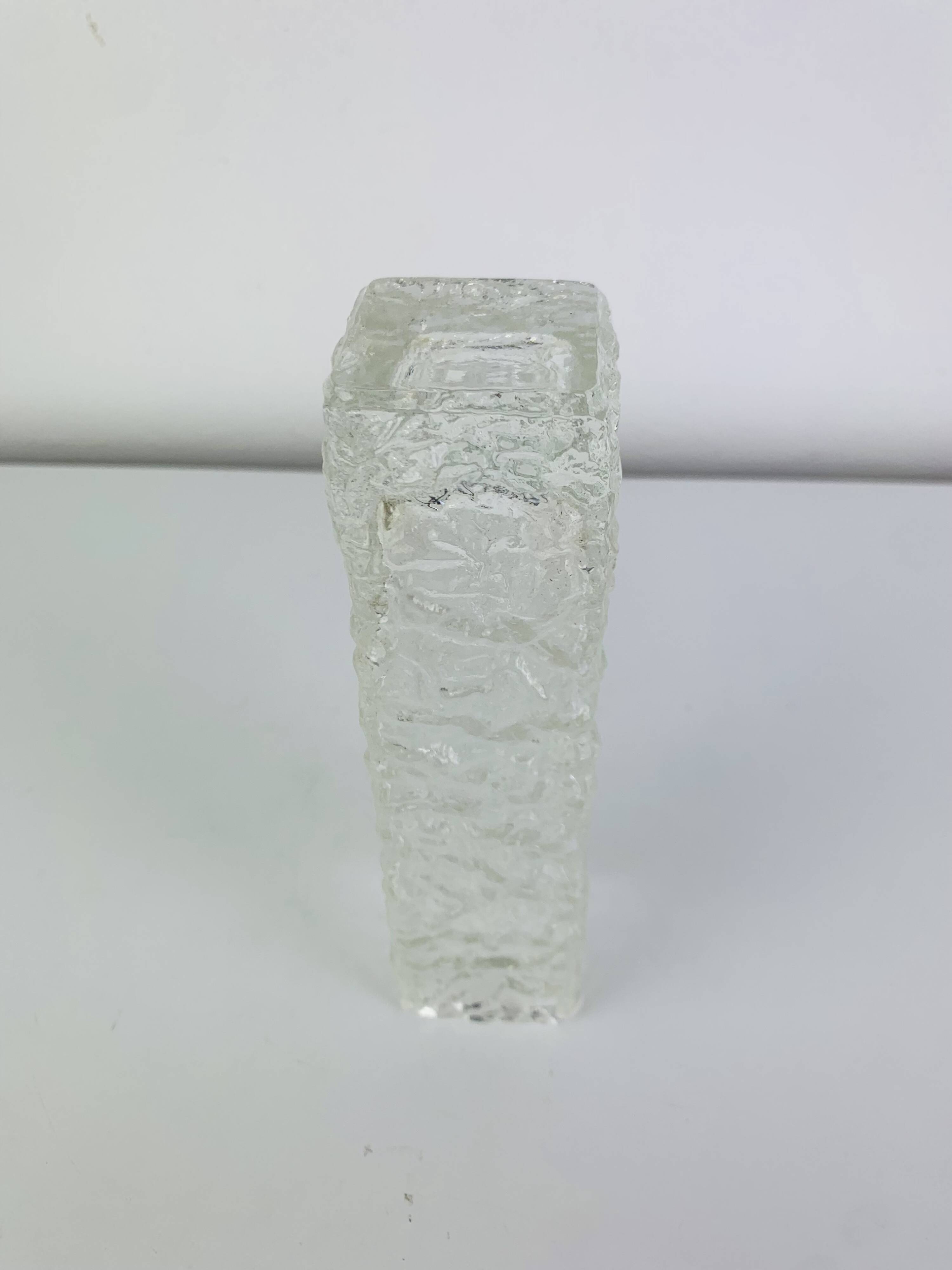 Vase verre moulé texturé années 60, style Sklo Union