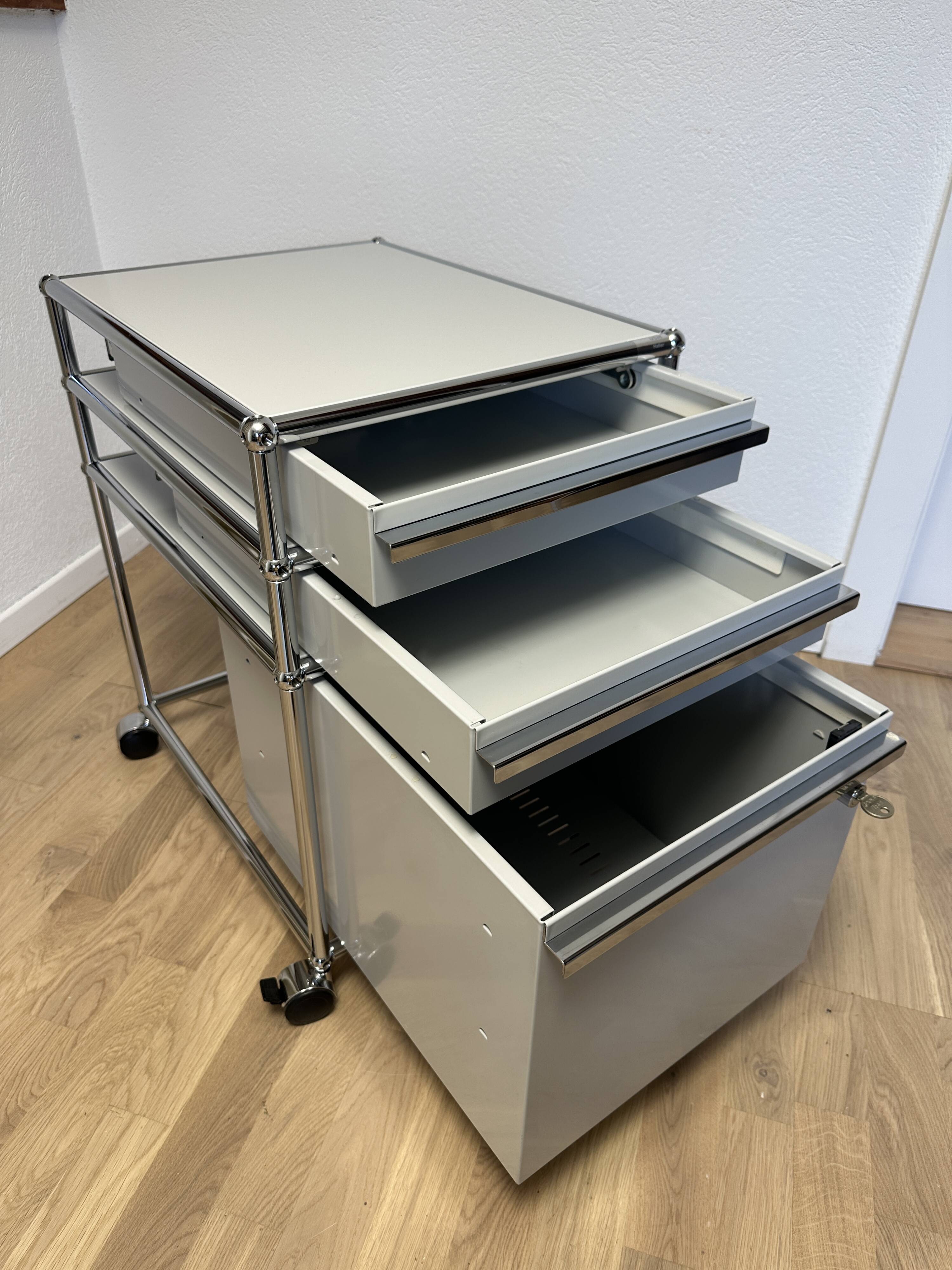 Caisson sur roulettes USM Haller gris clair