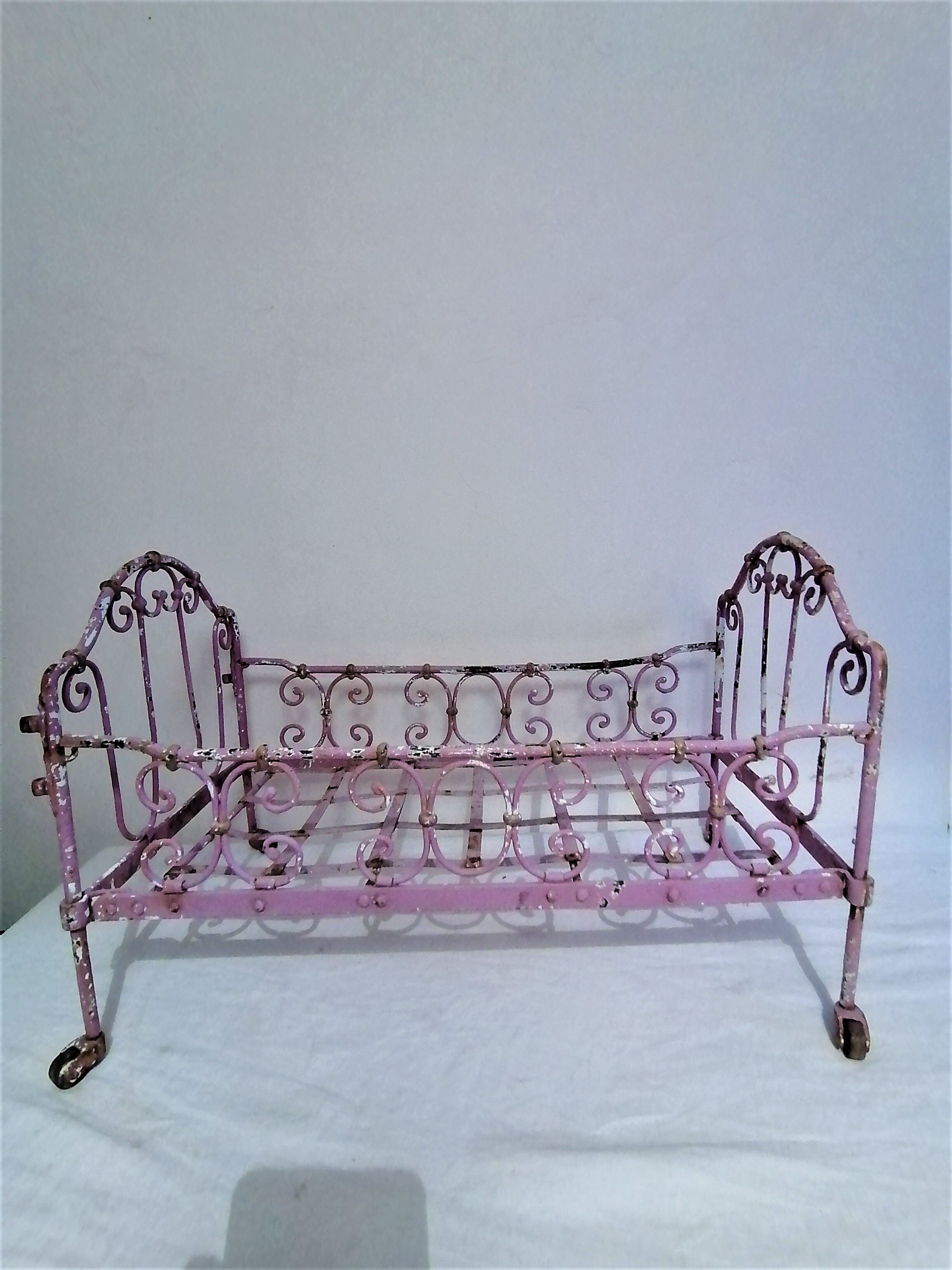 Lit De Poupée Ancien Fer Forgé Blanc – XIXe Avec Matelas Et Coussins