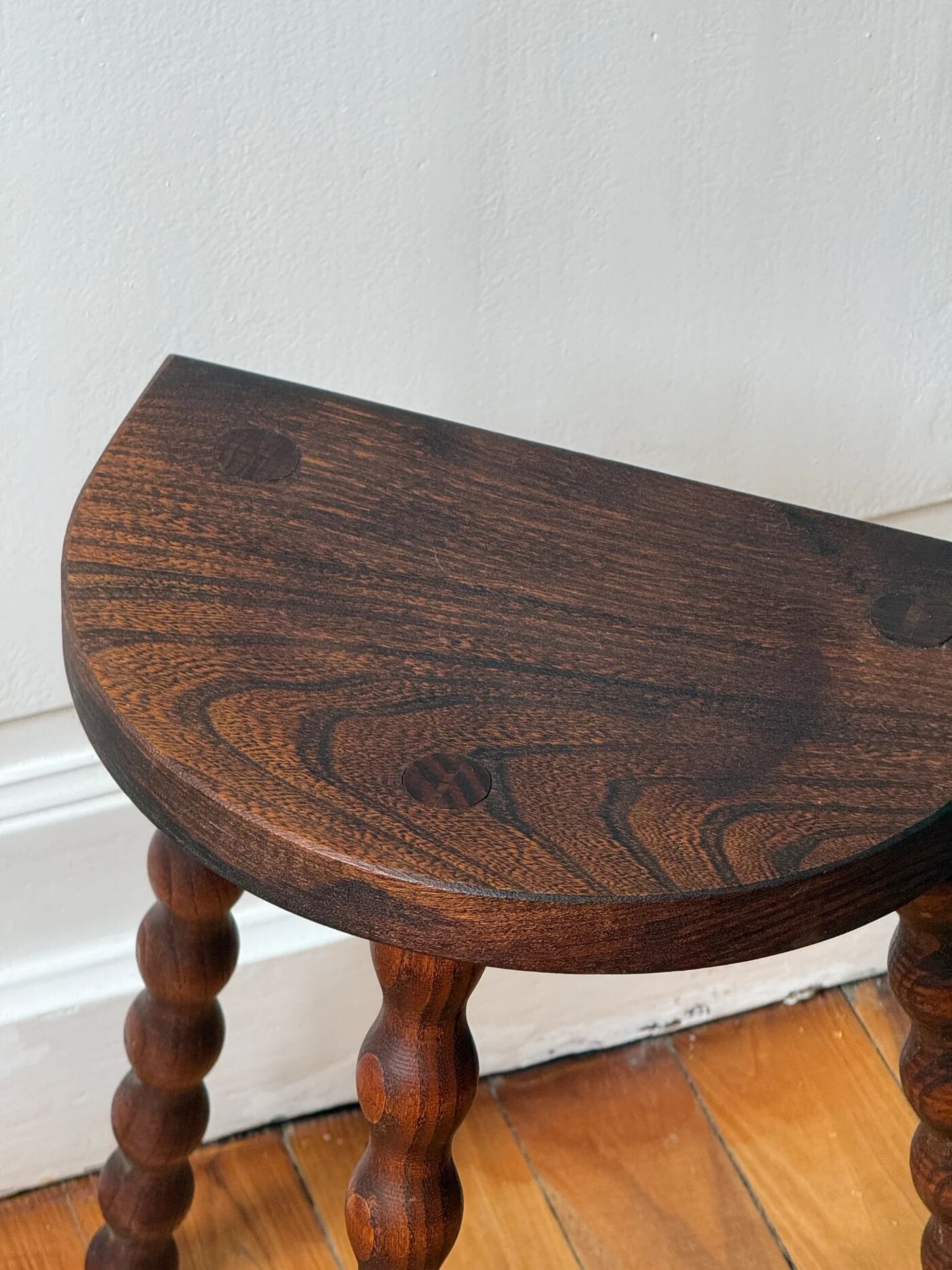 Tabouret tripode en bois tourné