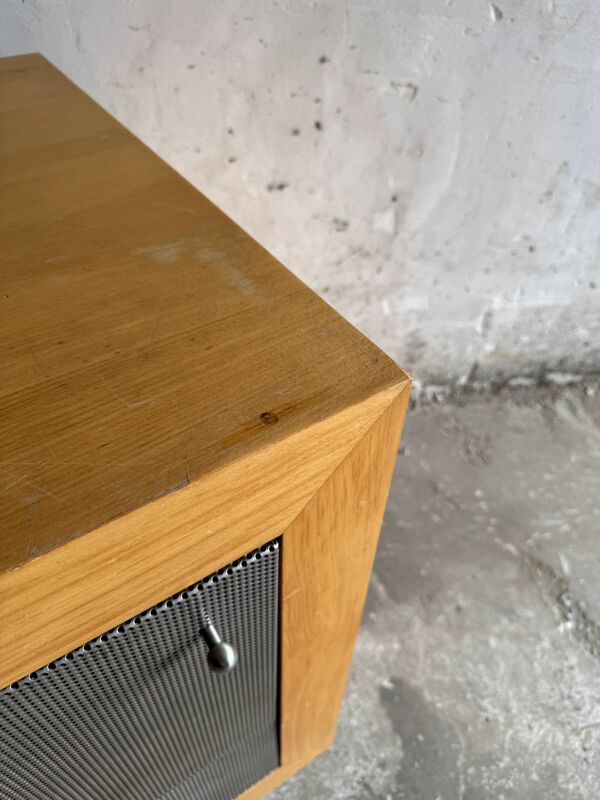 Meuble d'appoint en bois naturel avec façades en métal perforé gris foncé sur roulettes (bois massif et métal)