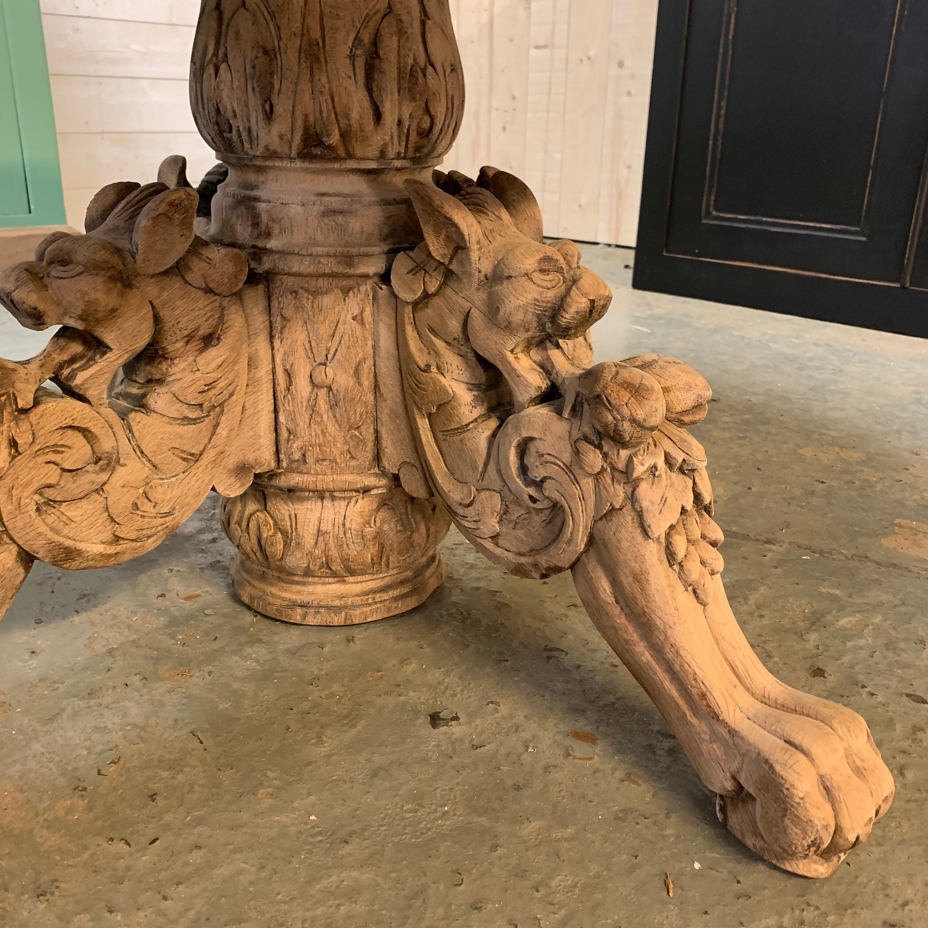 Table Henri II à pattes de lion en chêne brut extensible .