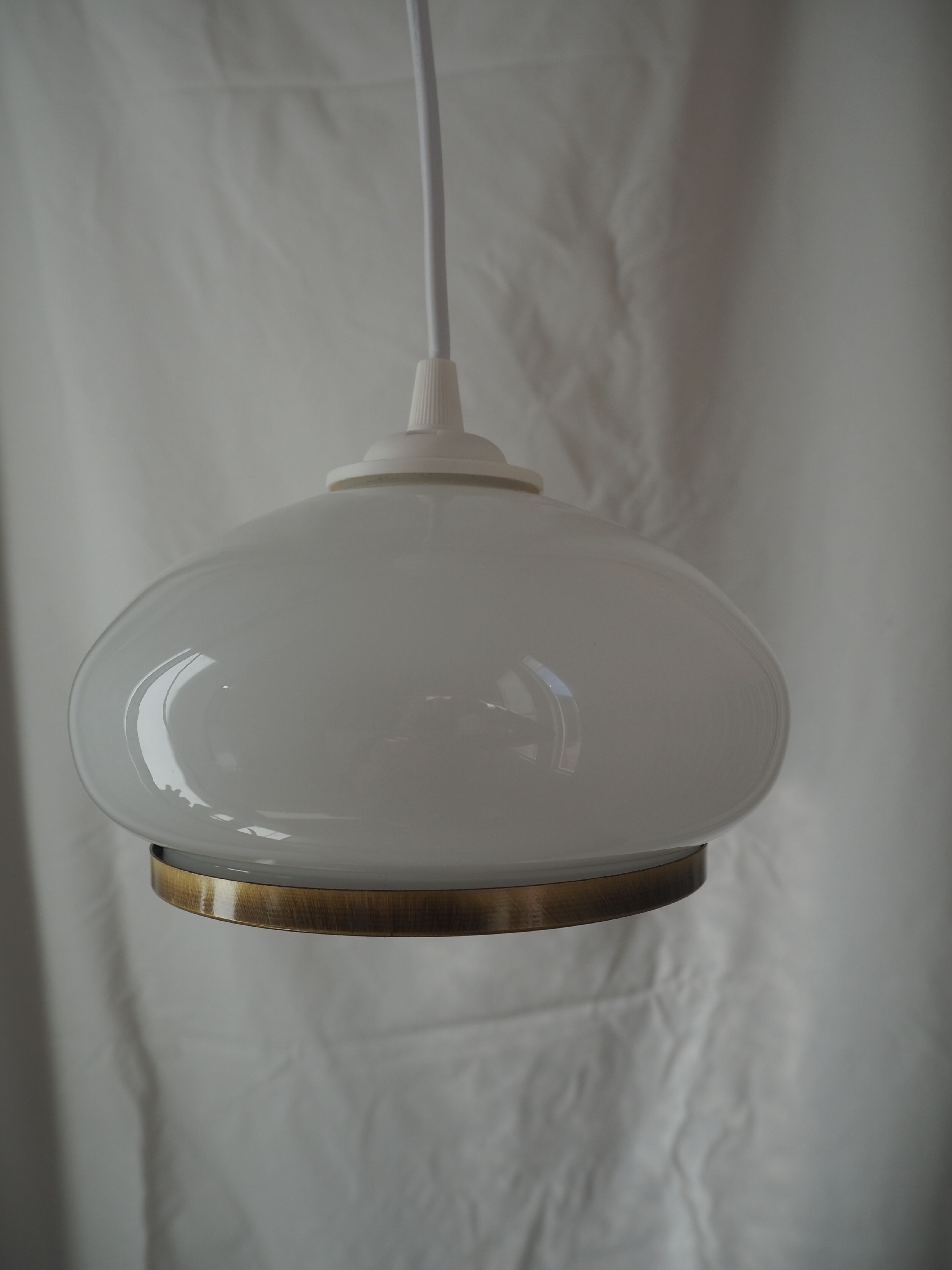 White opaline suspension and aged brass rim