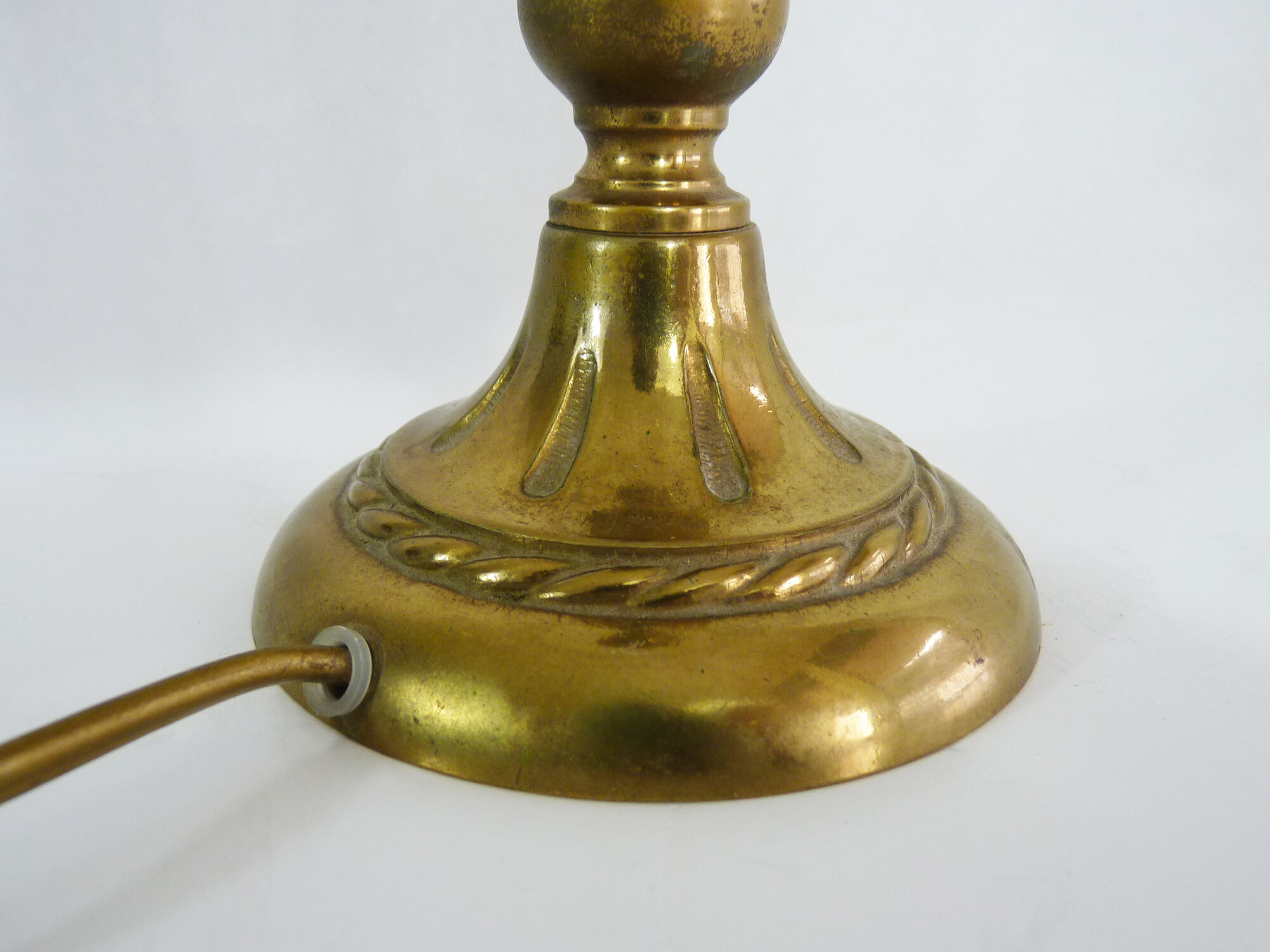 Table lamp, bedside lamp, globe with floral motifs and glass beads. Year 60 70