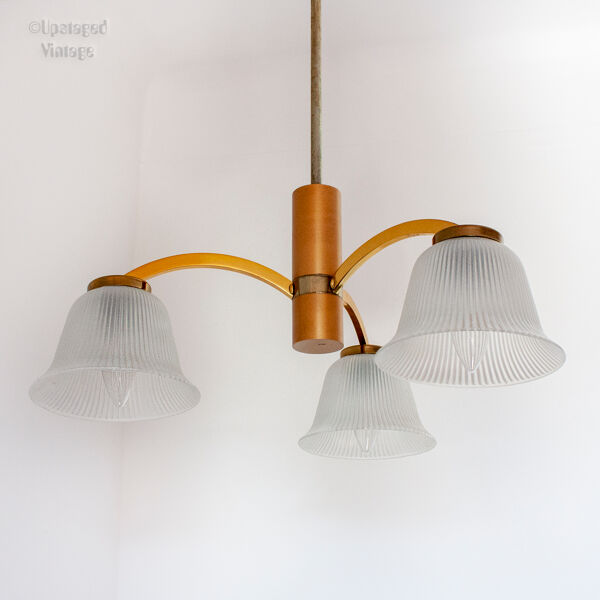 Lustre mid-century en or brossé avec abat-jour en verre nervuré g.v. luminaires