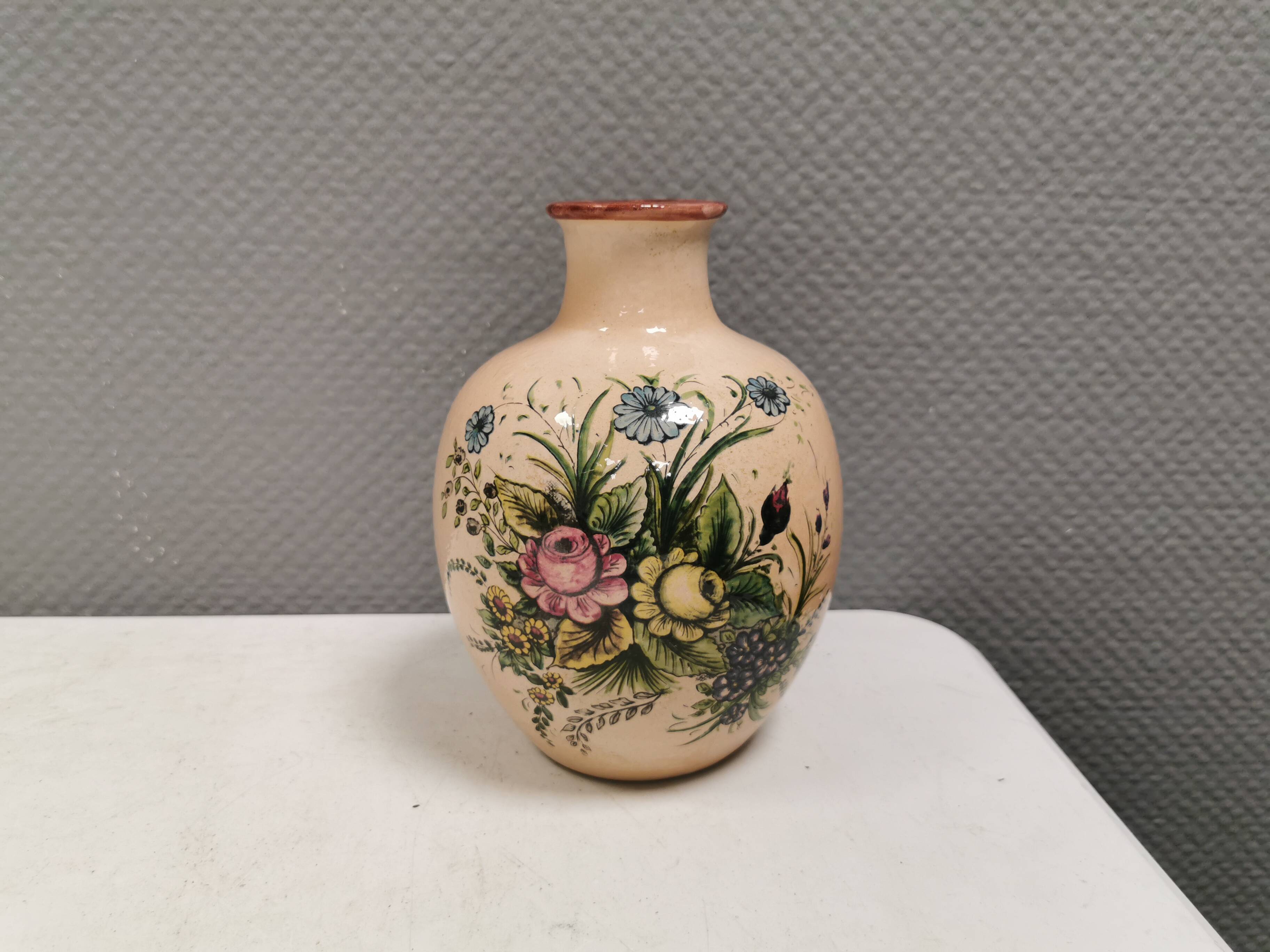 Italian vase from the 70s, in a delicate pink color with floral decoration.