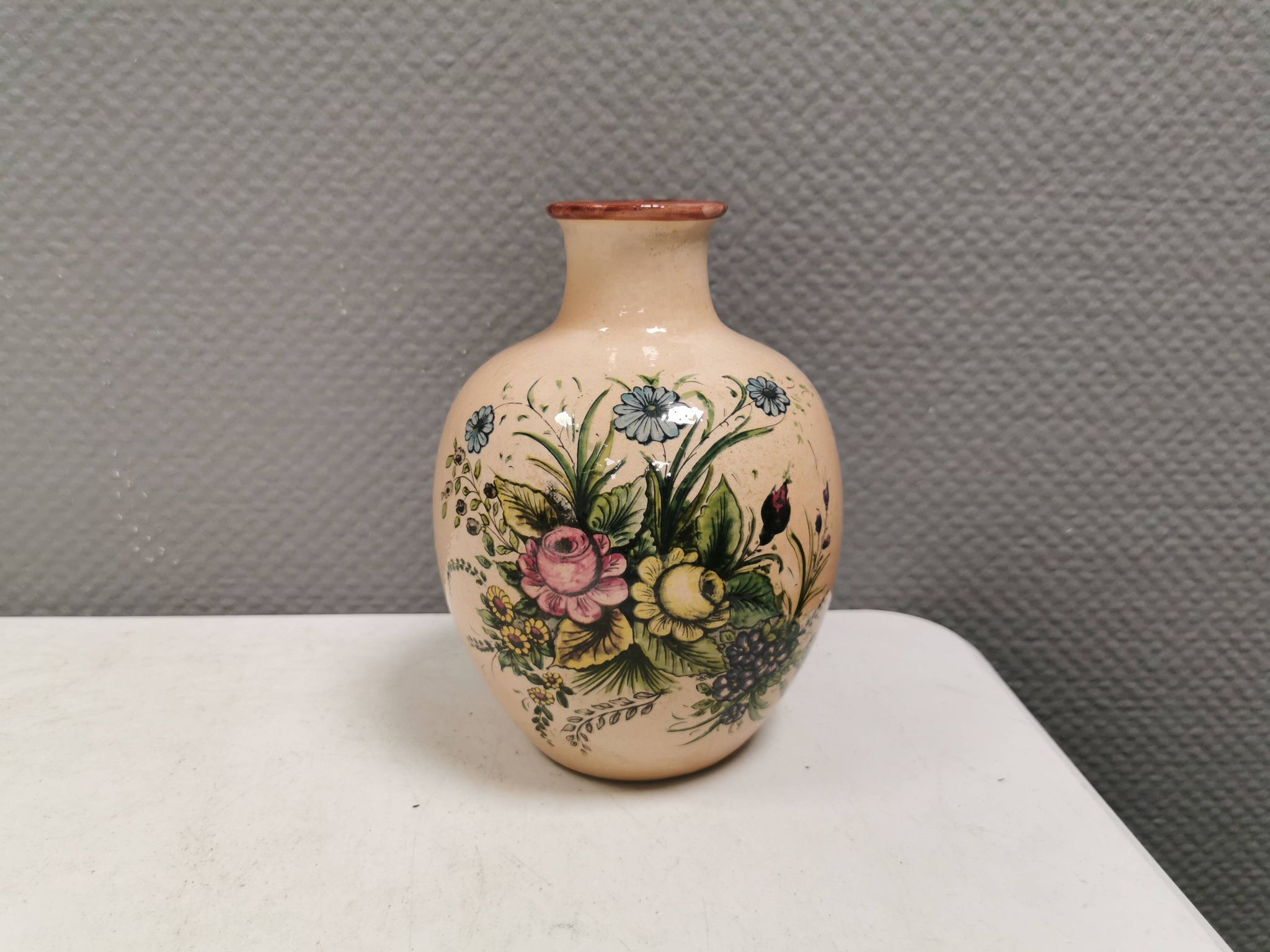 Italian vase from the 70s, in a delicate pink color with floral decoration.