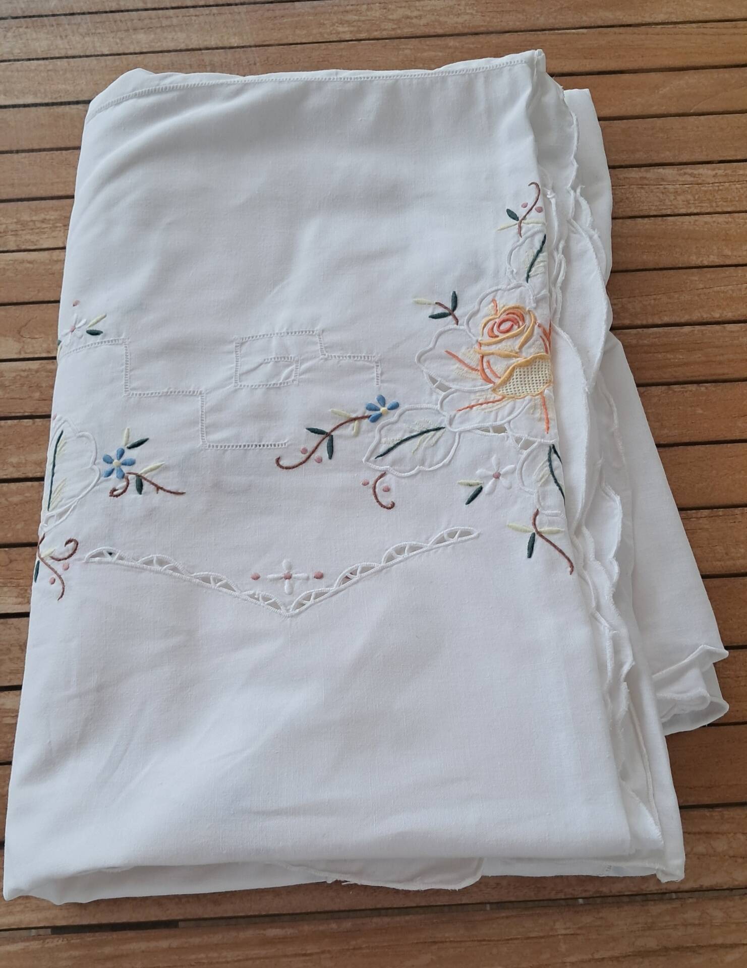 Antique hand-embroidered tablecloth with floral patterns and Richelieu cutwork – 160 x