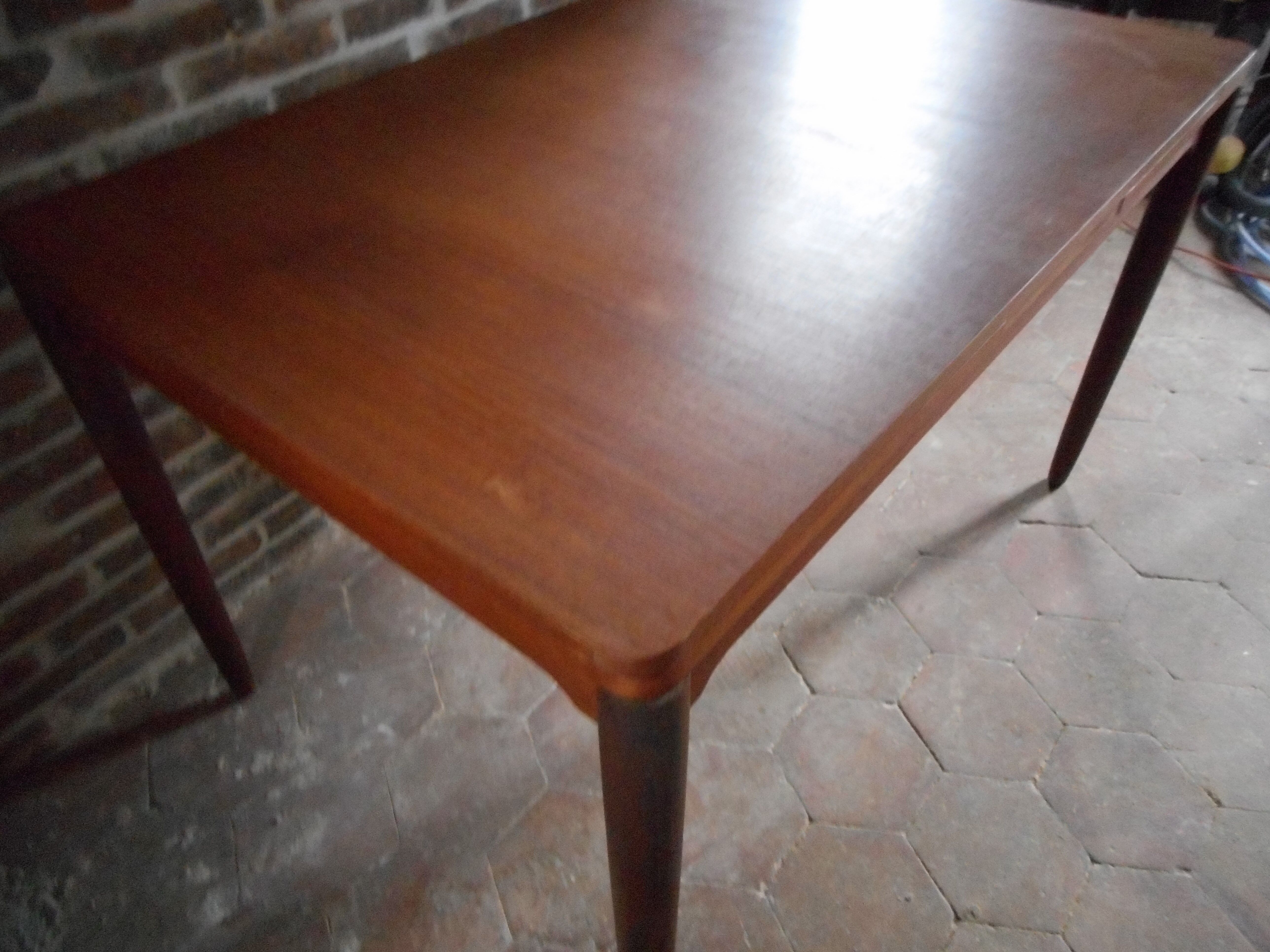 Expandable teak table