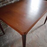 Expandable teak table