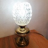 Lampe à poser avec globe en verre ciselé.