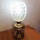 Lampe à poser avec globe en verre ciselé.