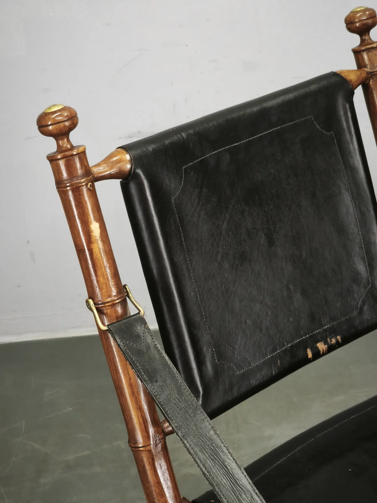 1970s French Folding Safari Chair in Teak, Black Leather and Brass
