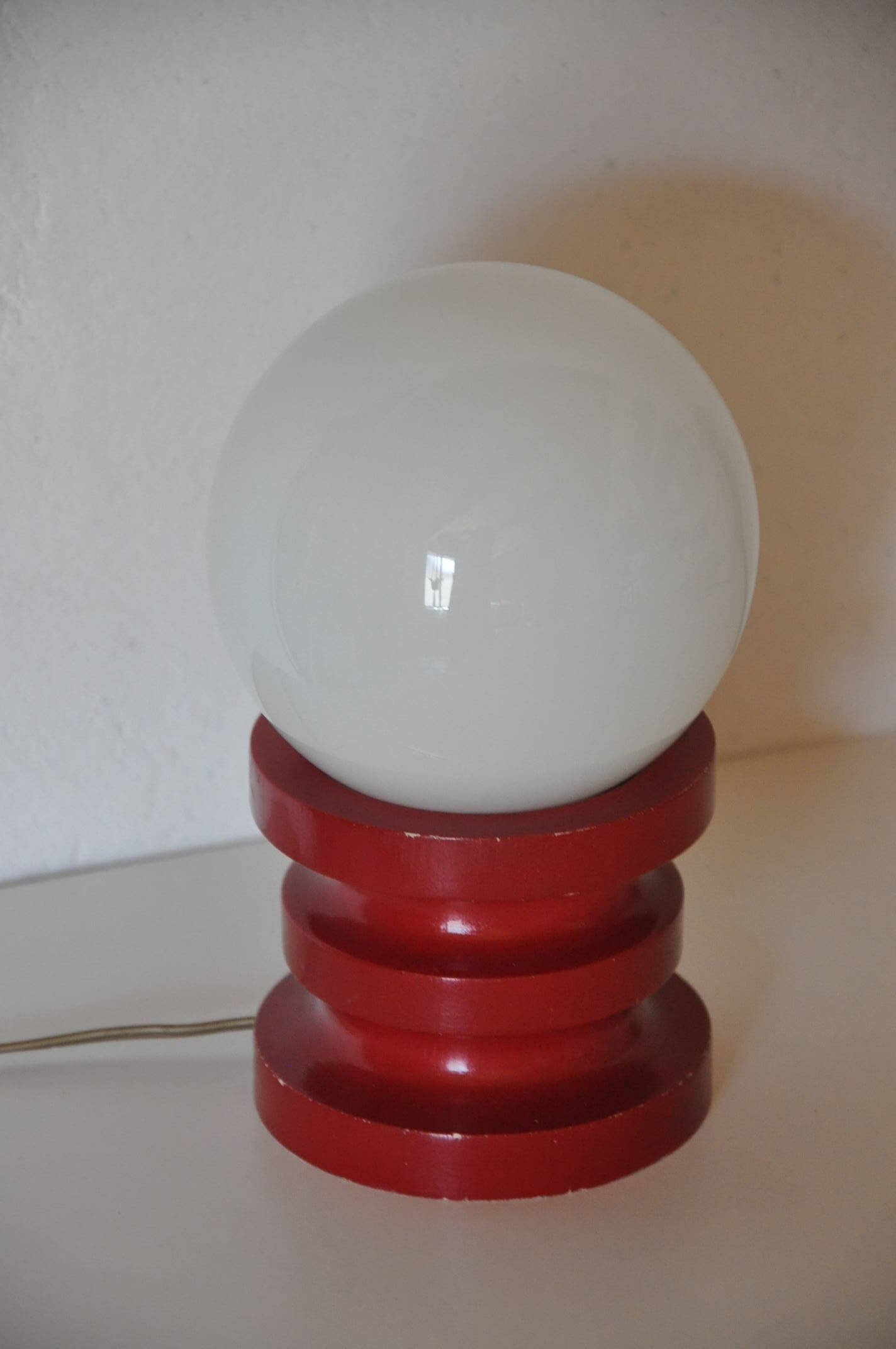 Lampe bois laqué et opaline vintage