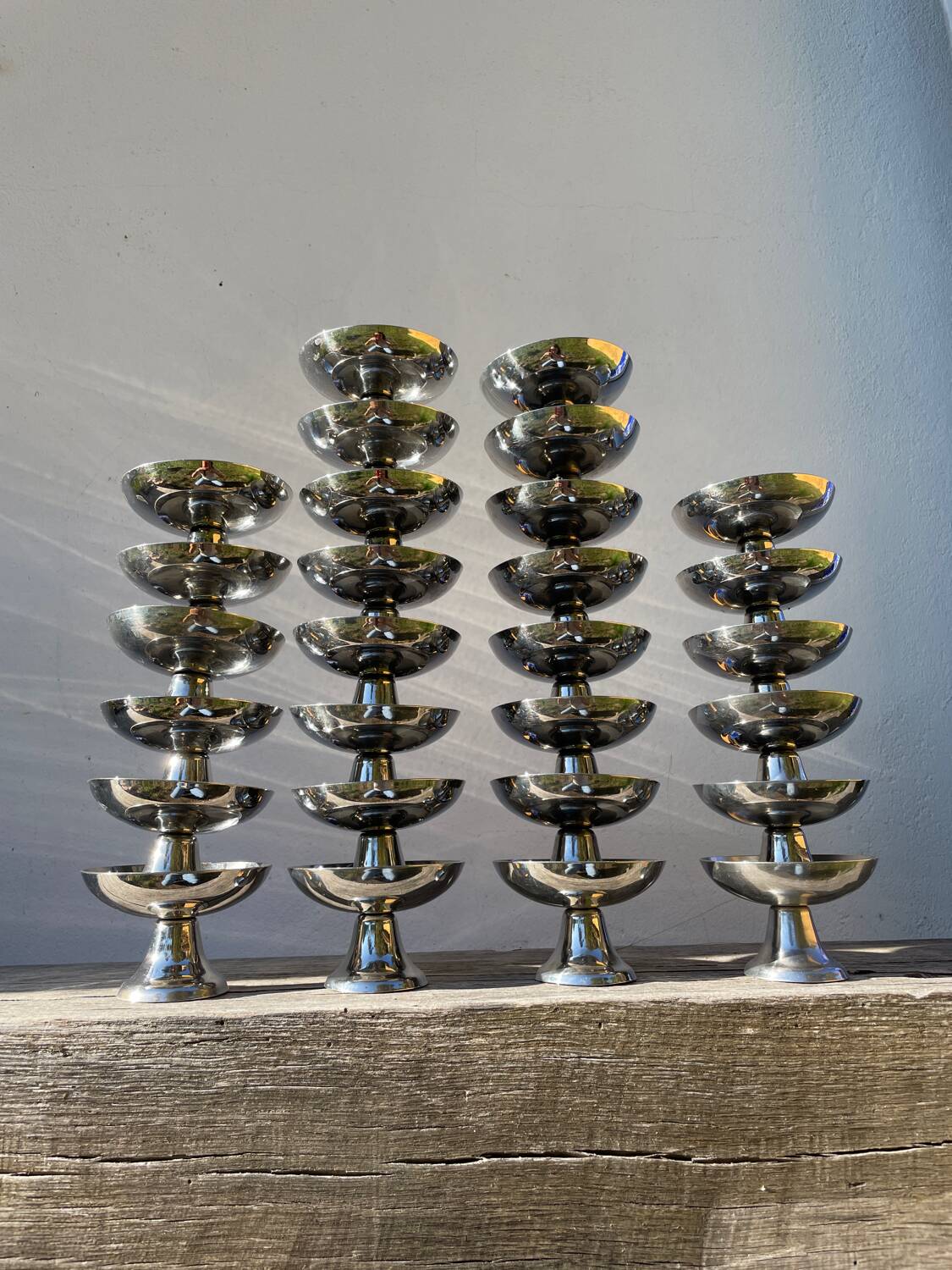 28 coupelles en inox 1970 signé Guy Degrenne