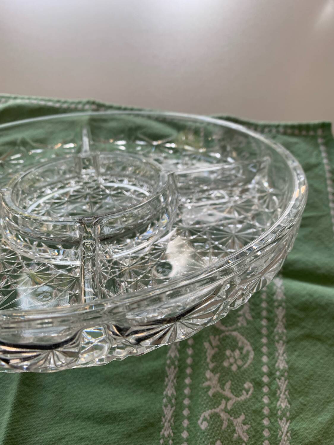 Compartmented dish in chiseled glass