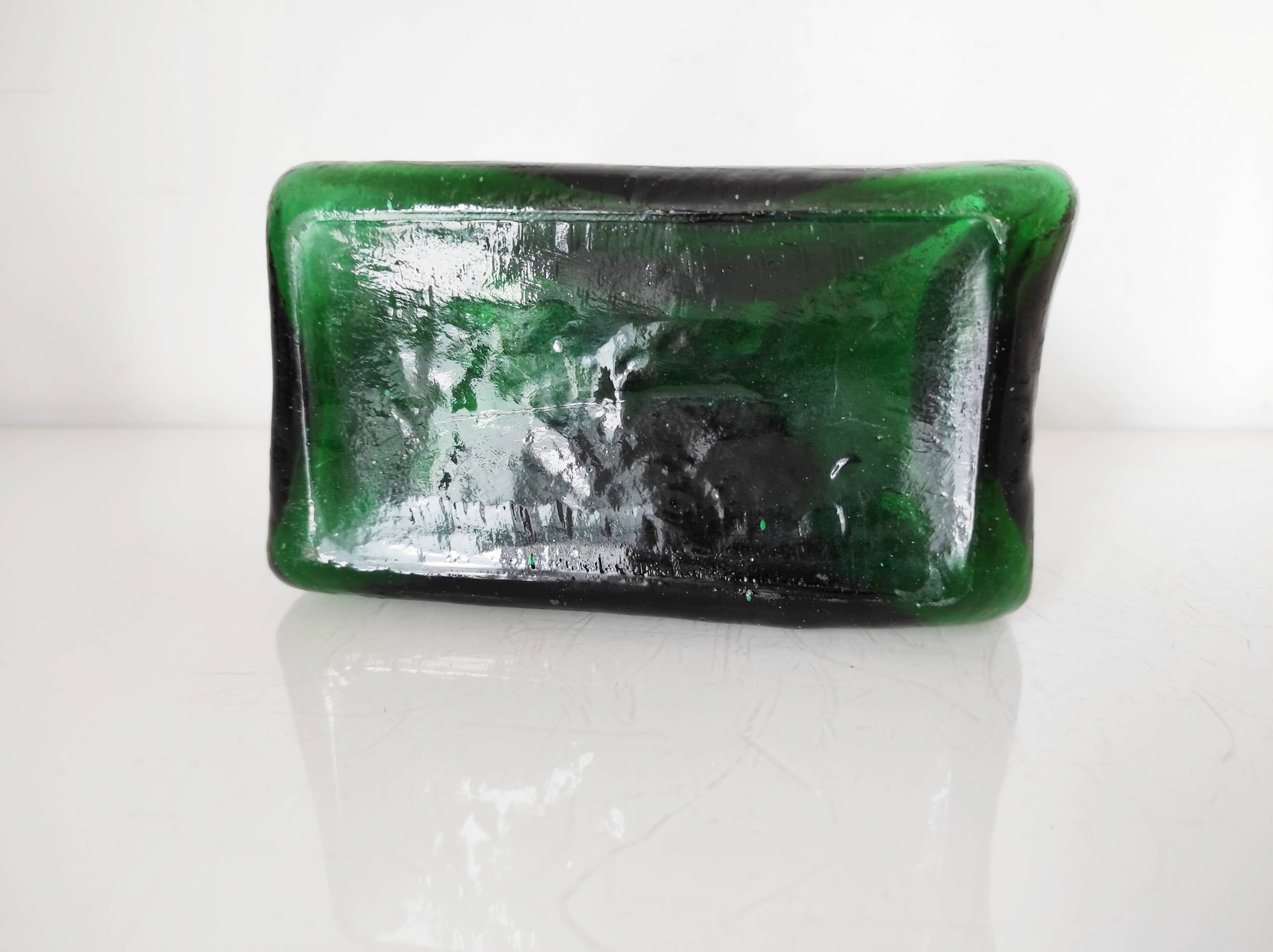vase carré en verre vert