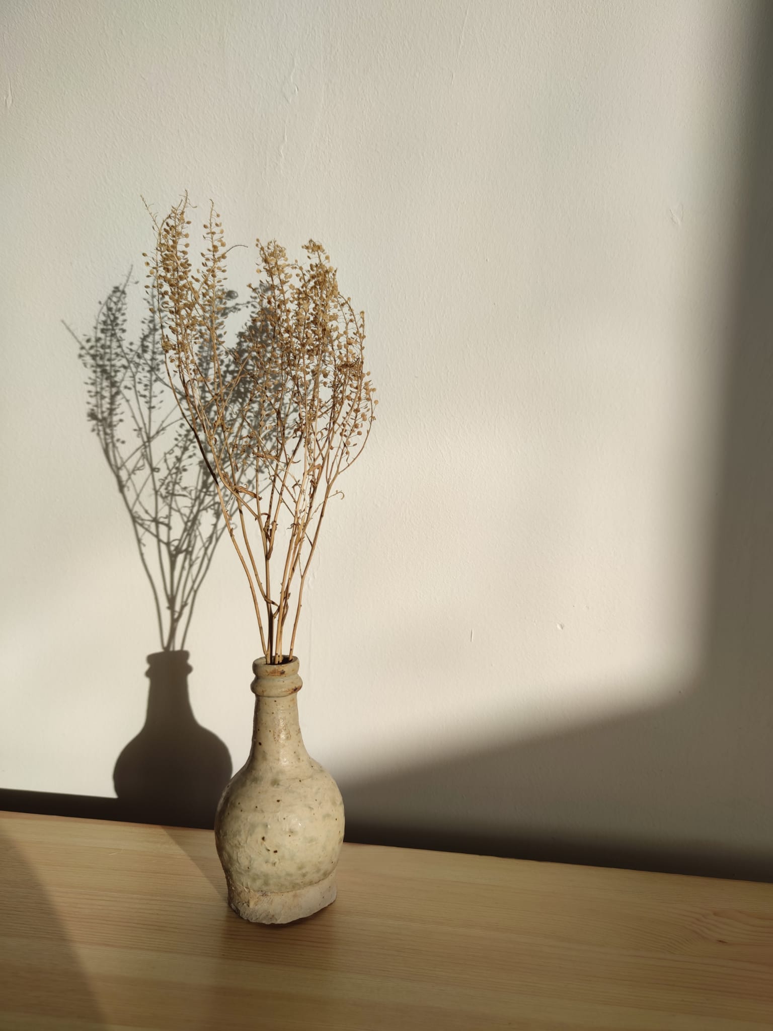 Decorative vase in beige ceramic