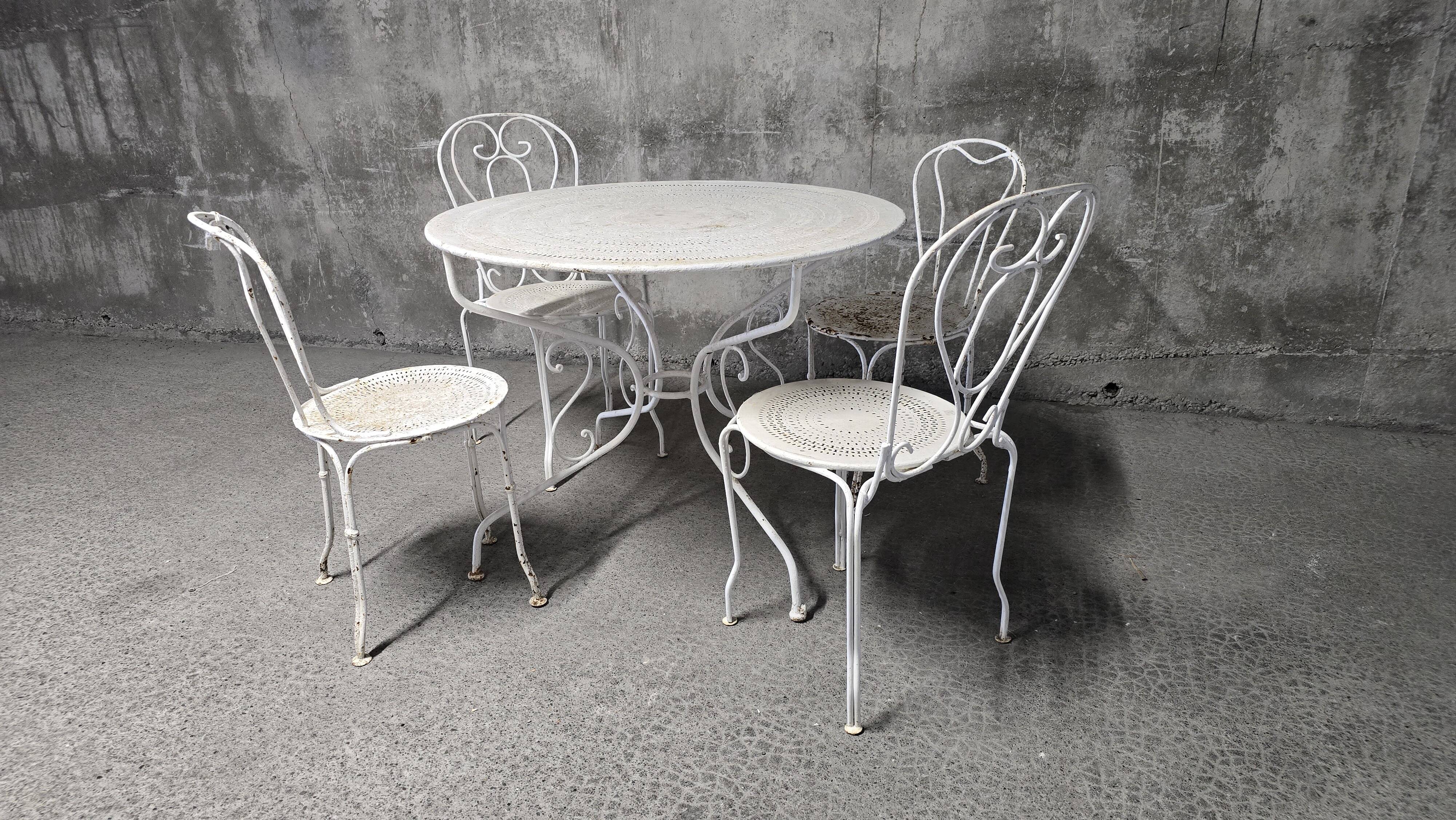 Garden set in wrought iron, early 20th century