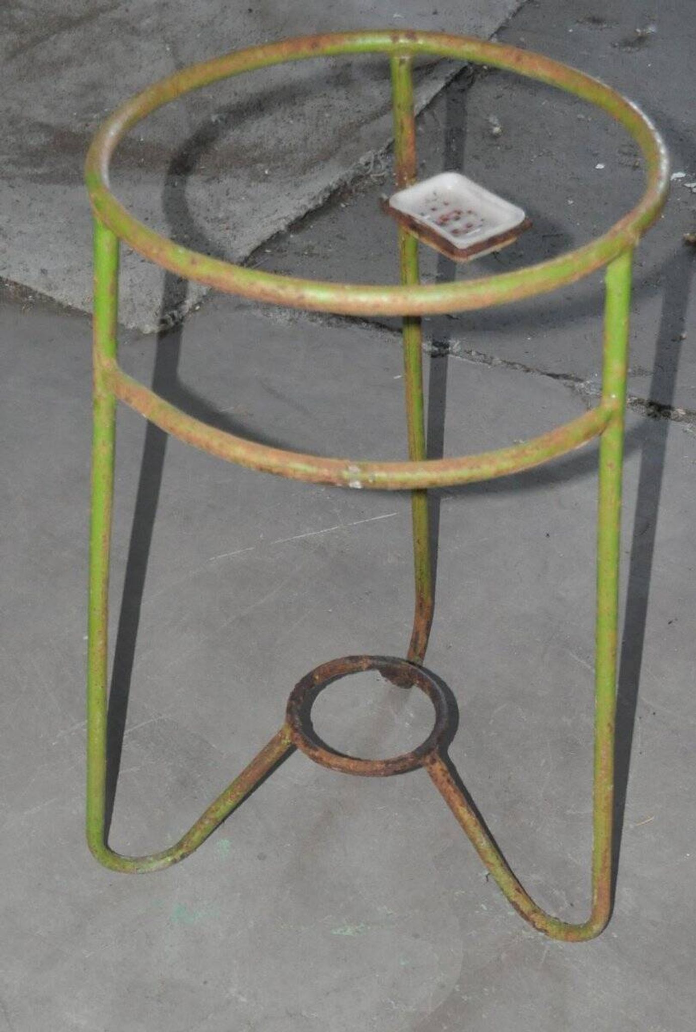 Vintage green circular iron jardinière from Hungary, 1940s, with a tripod base.