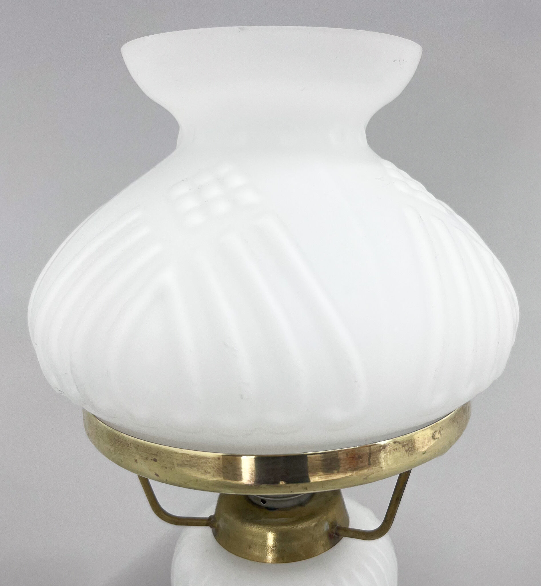 Lampe de table vintage en verre opalin et laiton