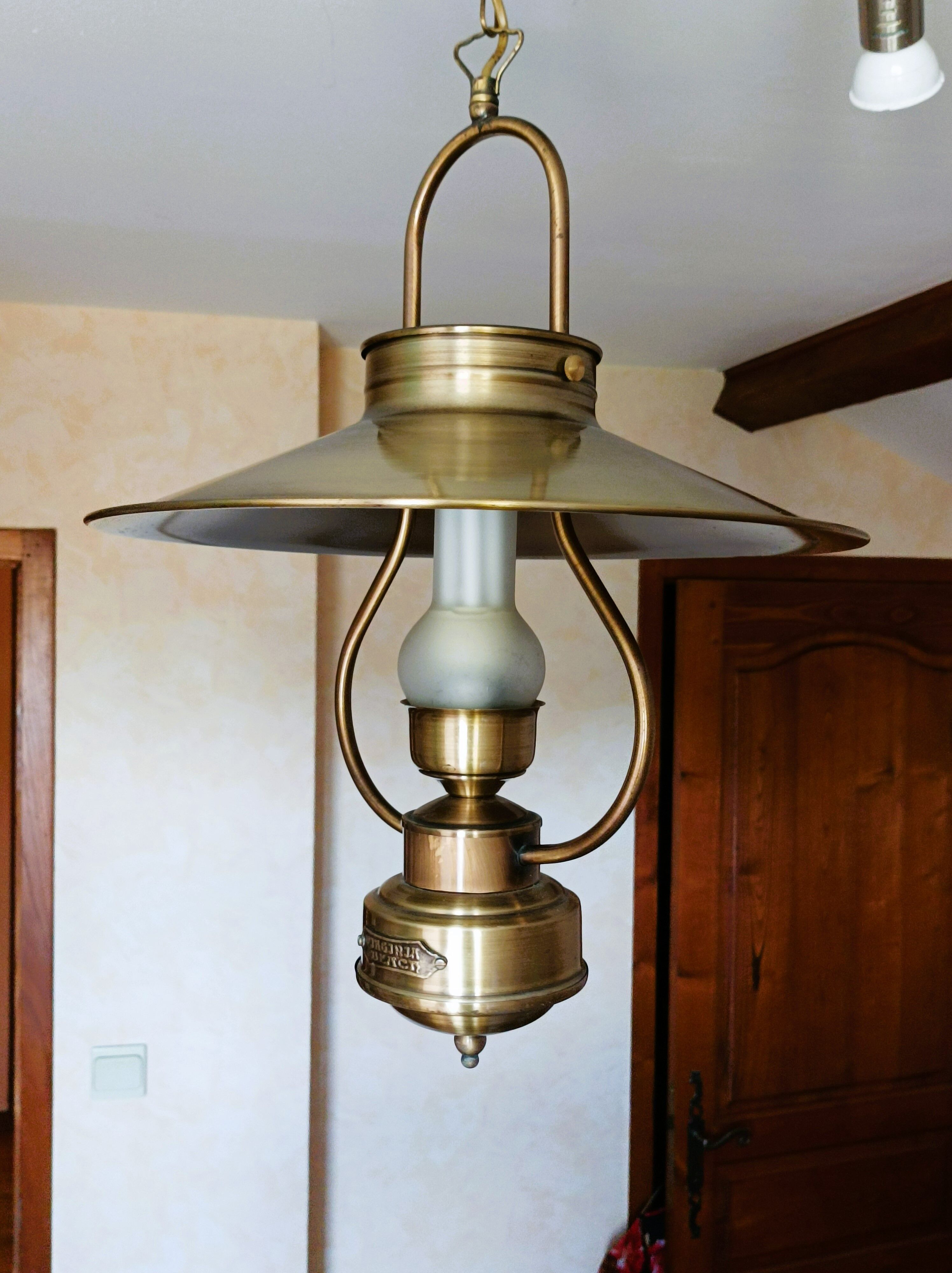 Chain suspension in storm lamp