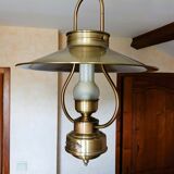 Chain suspension in storm lamp