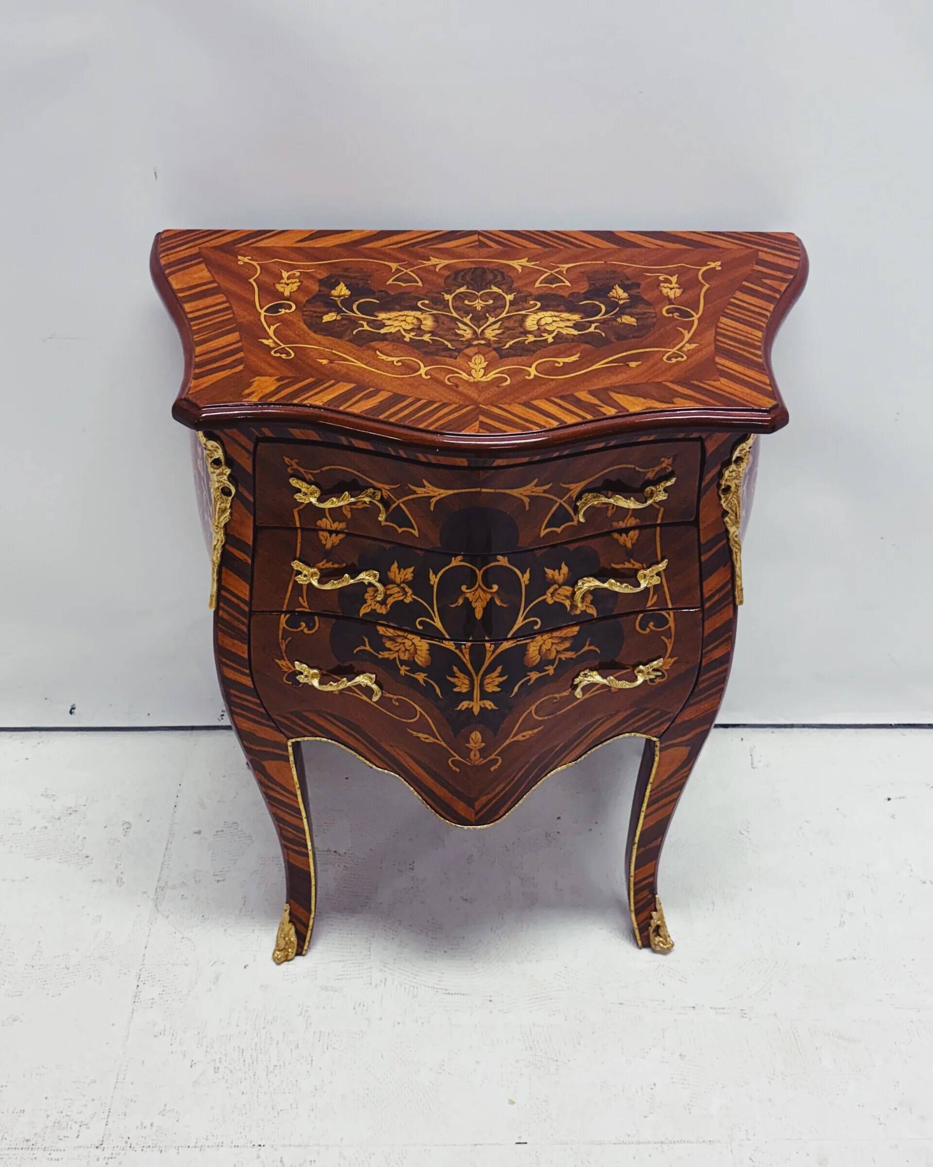 Marquetry chest of drawers with inlay in Louis XV style