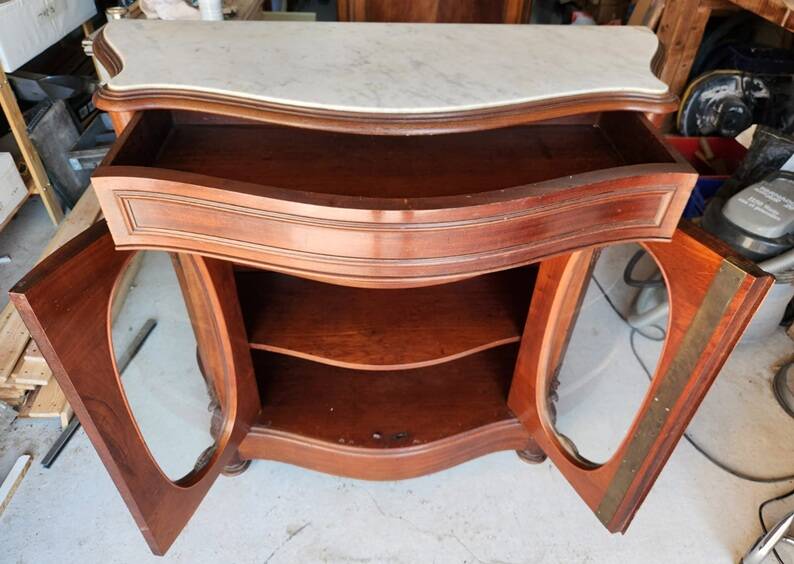 Curved display cabinet from the Napoleon III era in mahogany, circa 1850.