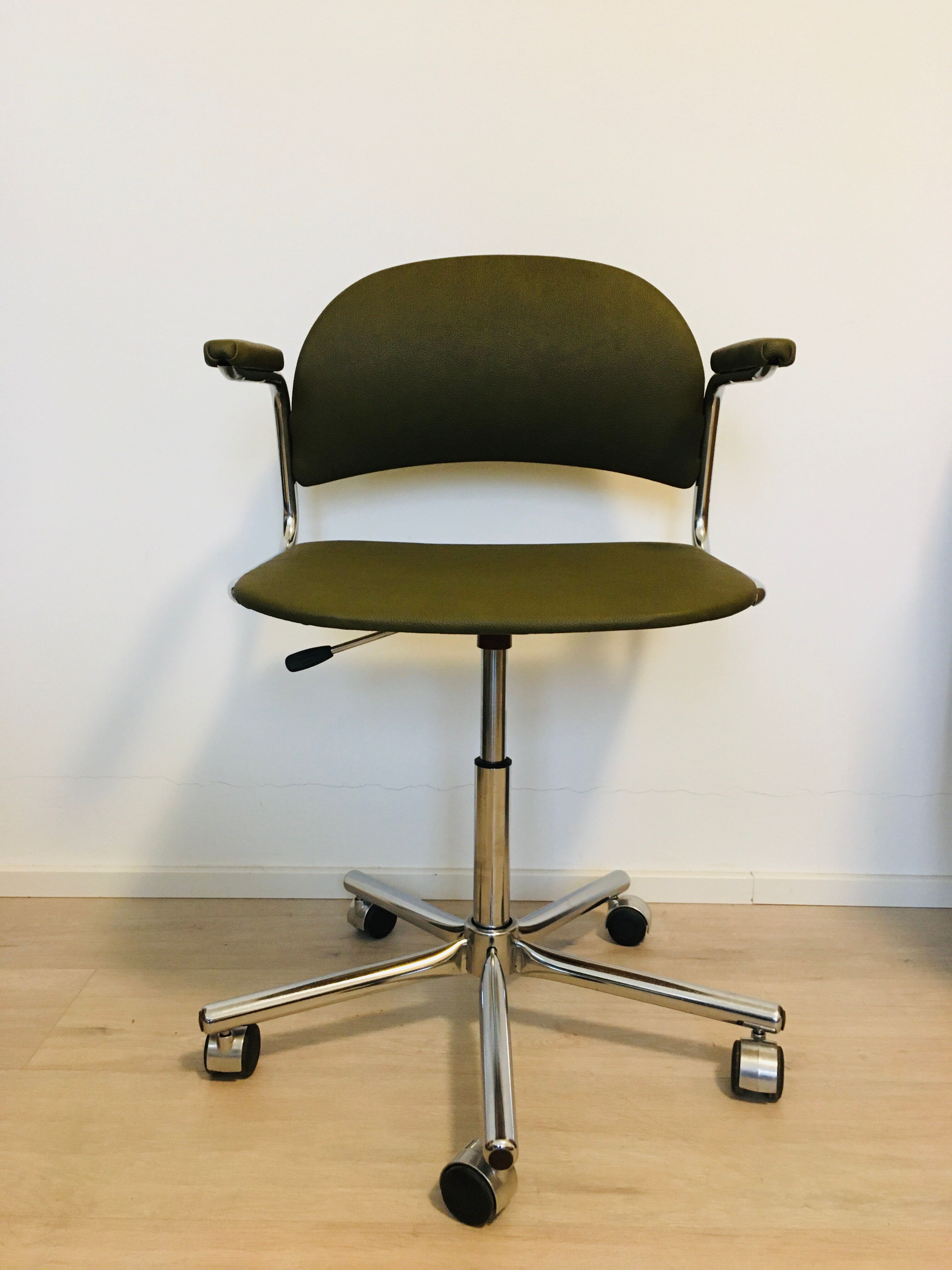 Fauteuil de bureau Olive K-380 entièrement restauré fabriqué par Kovona