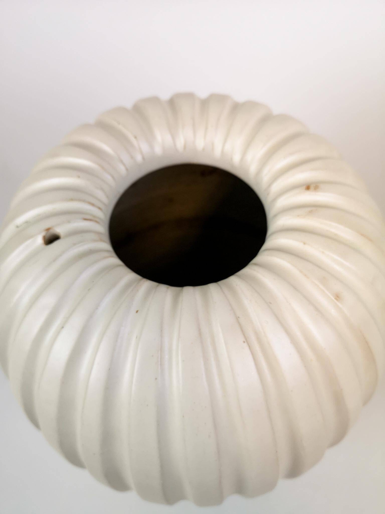 Mid-century pedestal vase by Vicke Lindstrand, 1940s, Sweden.