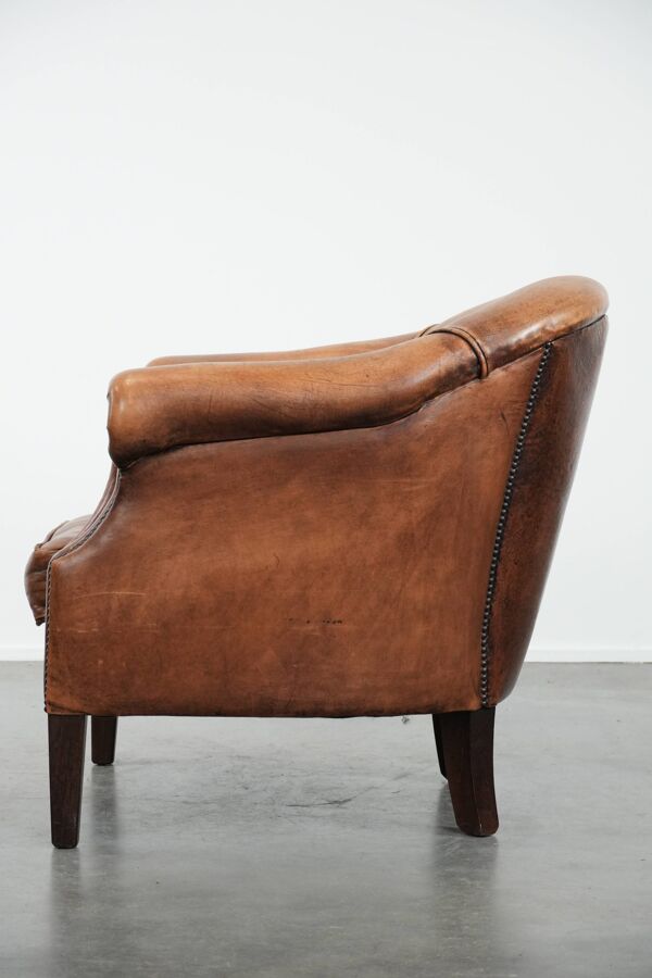 Fauteuil en cuir de mouton avec de belles couleurs et un siège confortable.