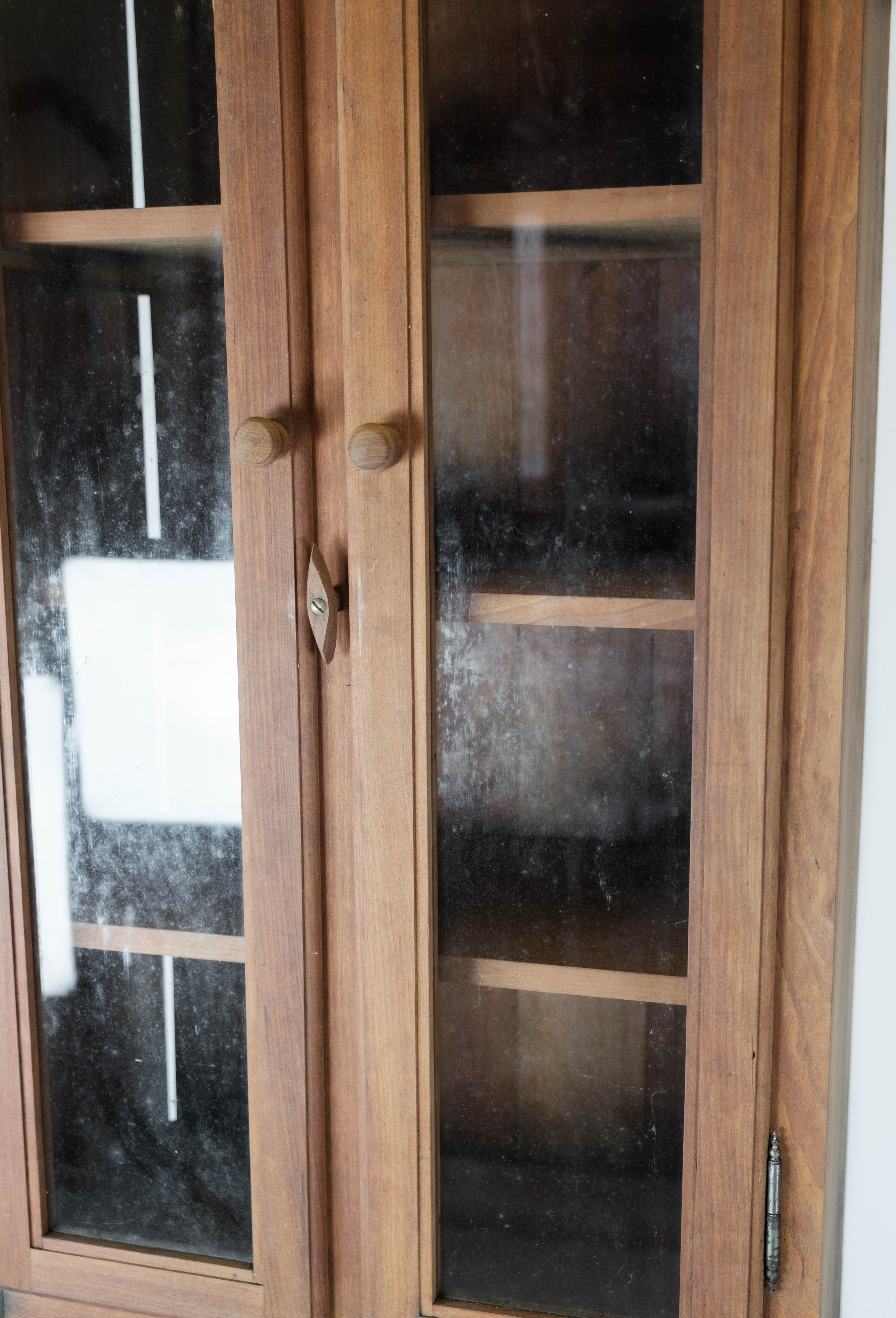 Armoire en verre en bois clair, années 1940
