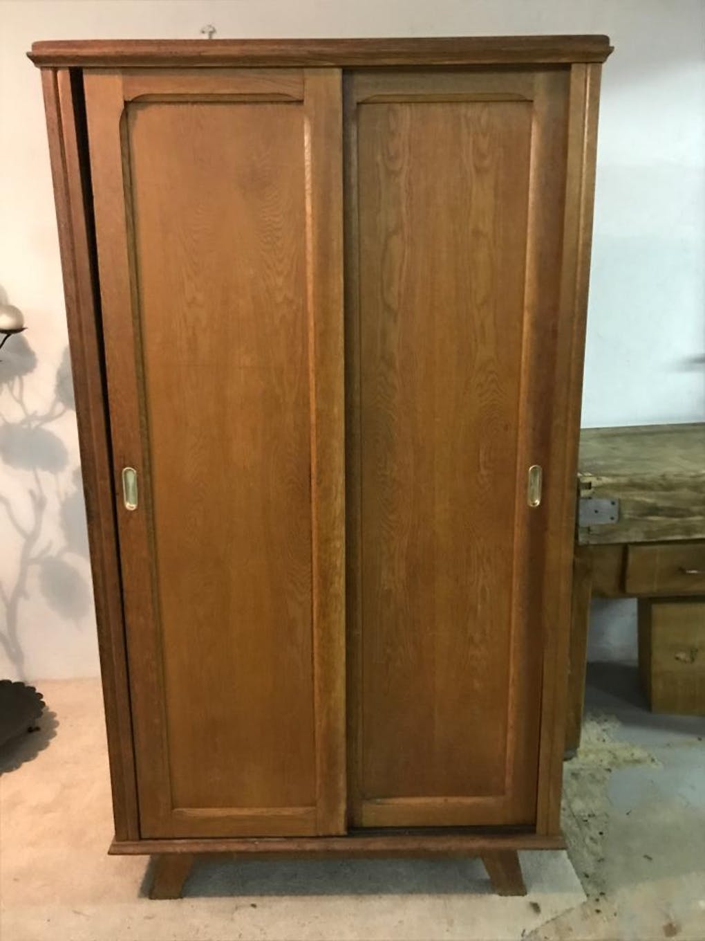 Sliding-door cabinet