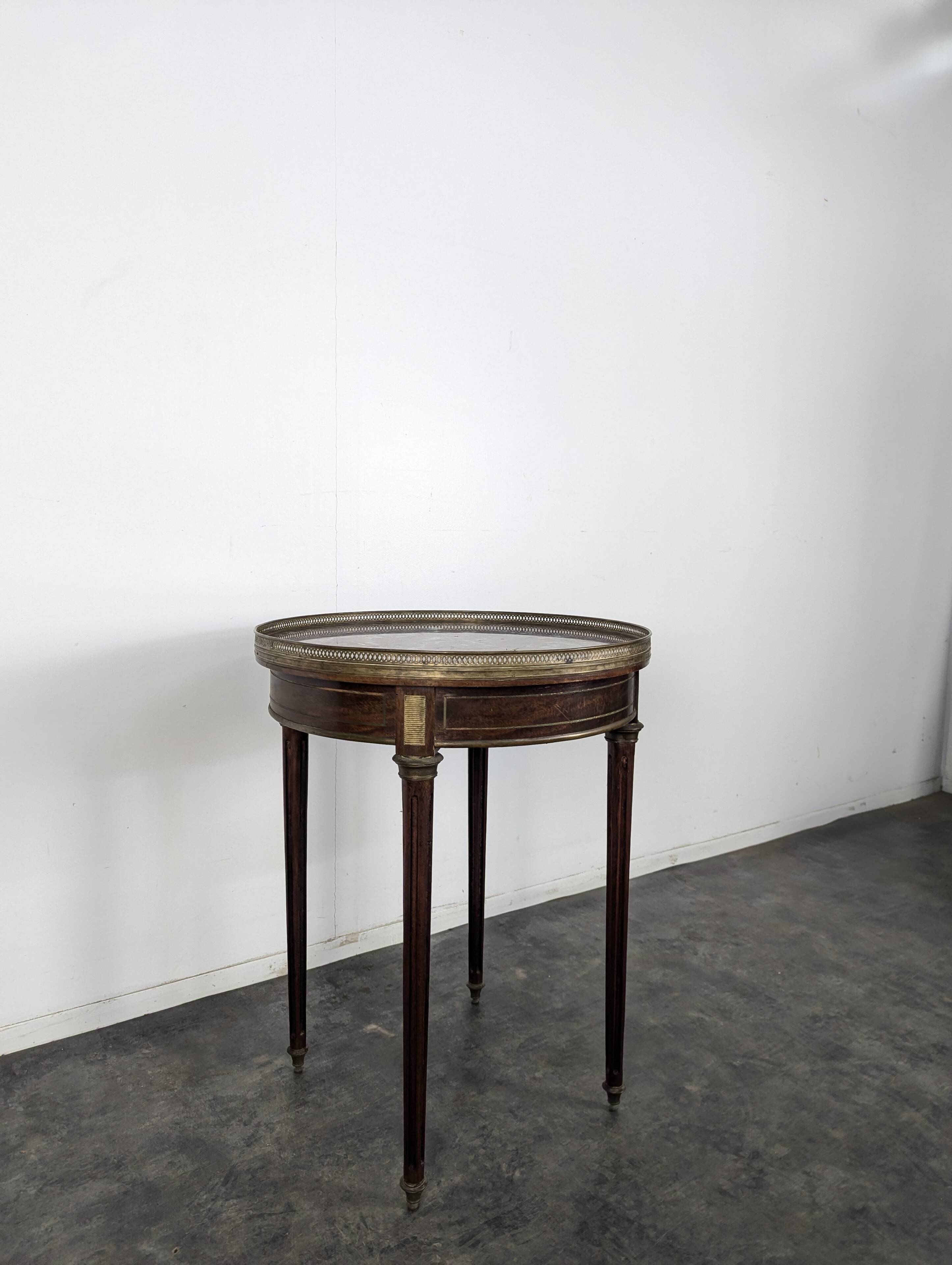 Bouillotte table in mahogany, late 19th century.