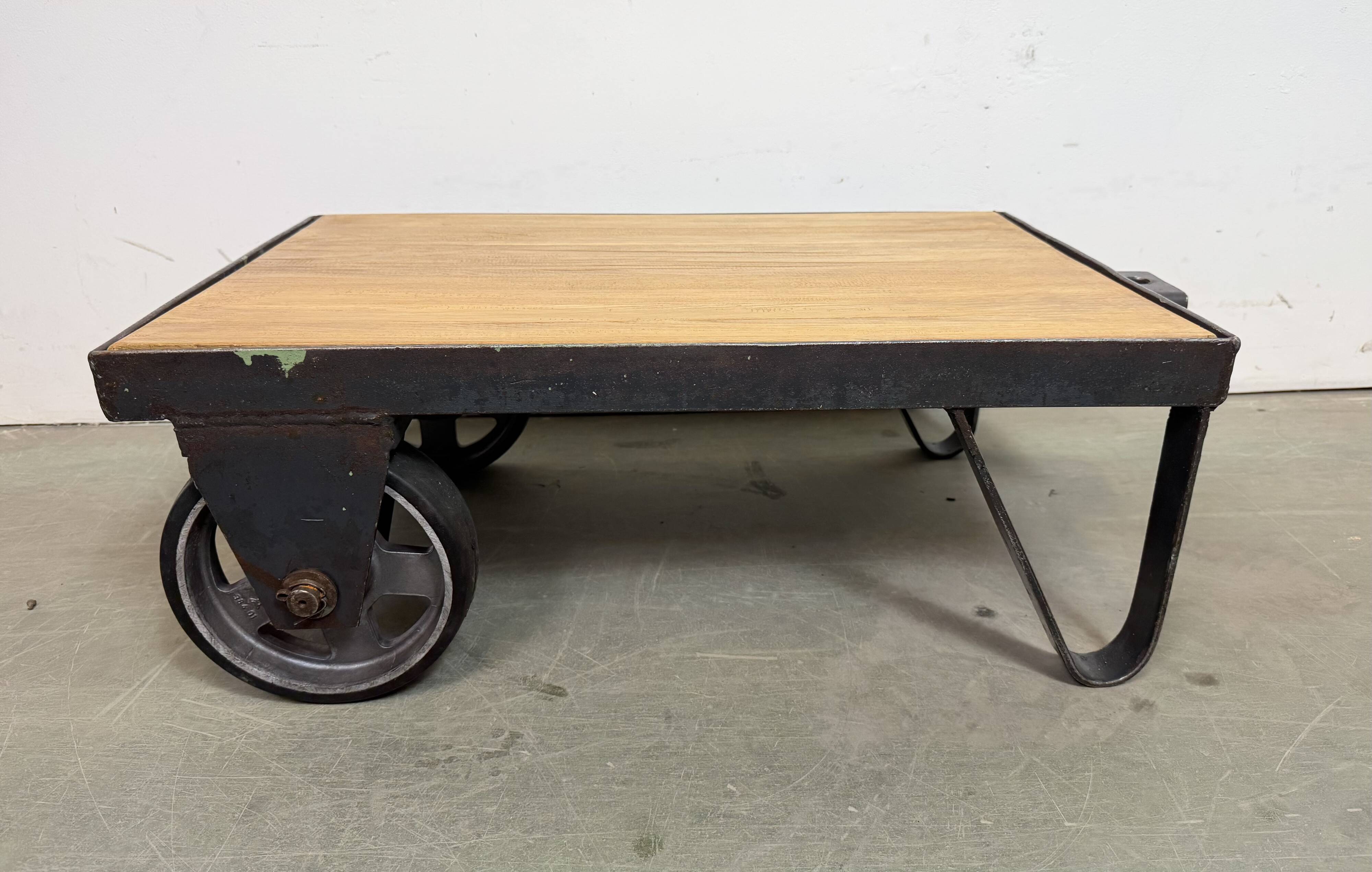 Table basse industrielle noire, années 1960