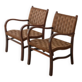 2 lounge chairs with cord