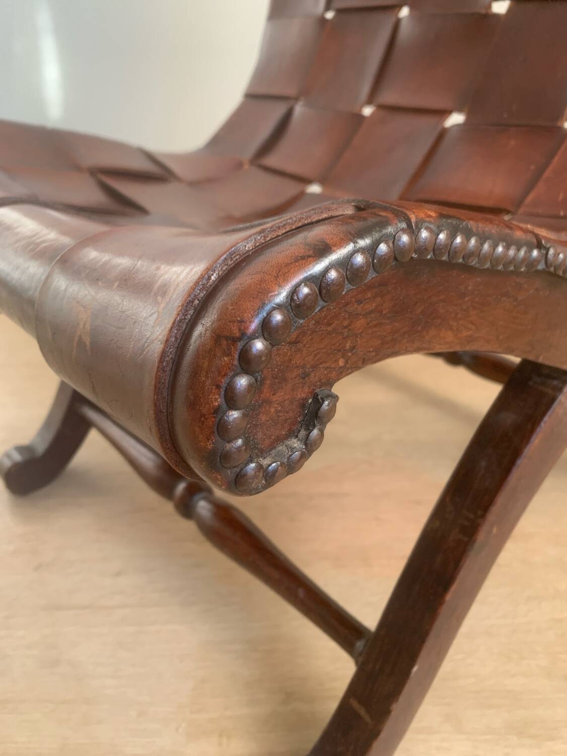 Chauffeuse en bois et cuir de Pierre Lottier