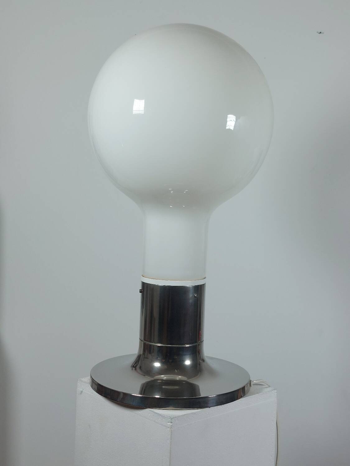 Lampadaire vintage style spatial, ampoule Temde, verre opale chromé.