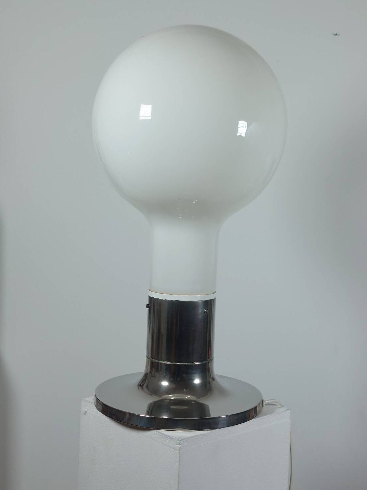 Lampadaire vintage style spatial, ampoule Temde, verre opale chromé.