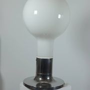 Lampadaire vintage style spatial, ampoule Temde, verre opale chromé.