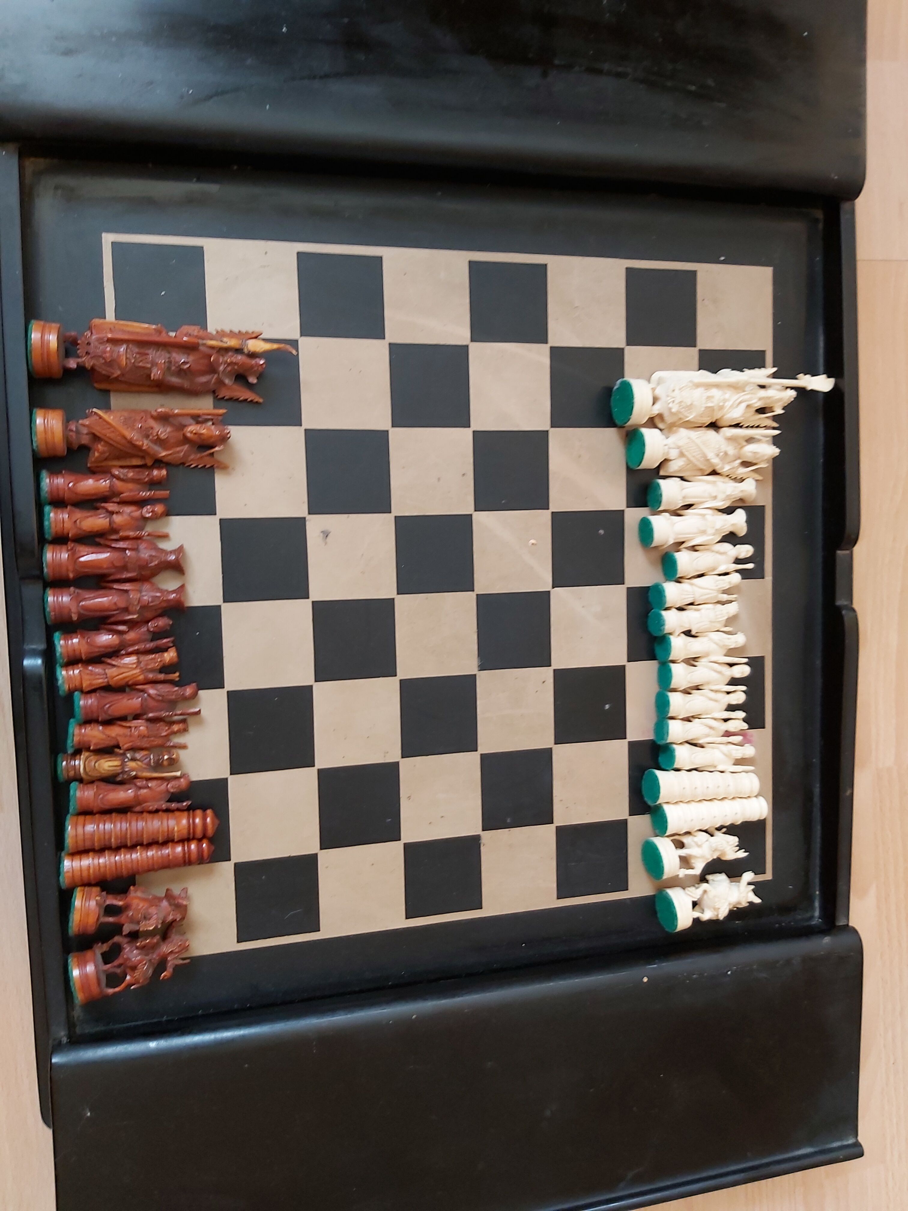 Chess game of the years with black lacquer and ivory board