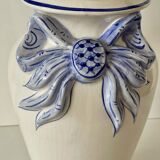 Vase en faïence blanche, décor ruban bleu