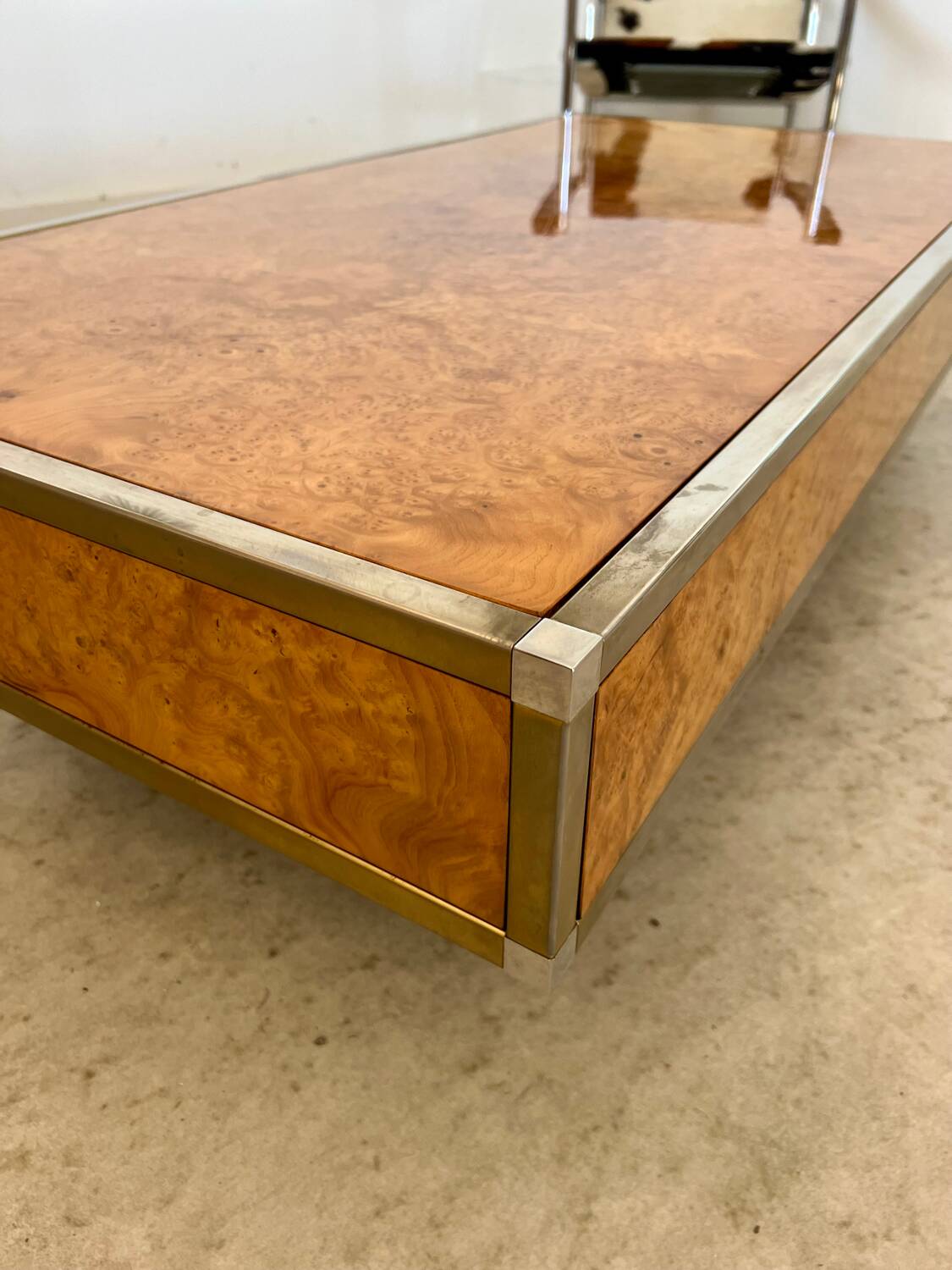 Old Italian design coffee table from the 70s in elm burl and metal / Willy Rizzo